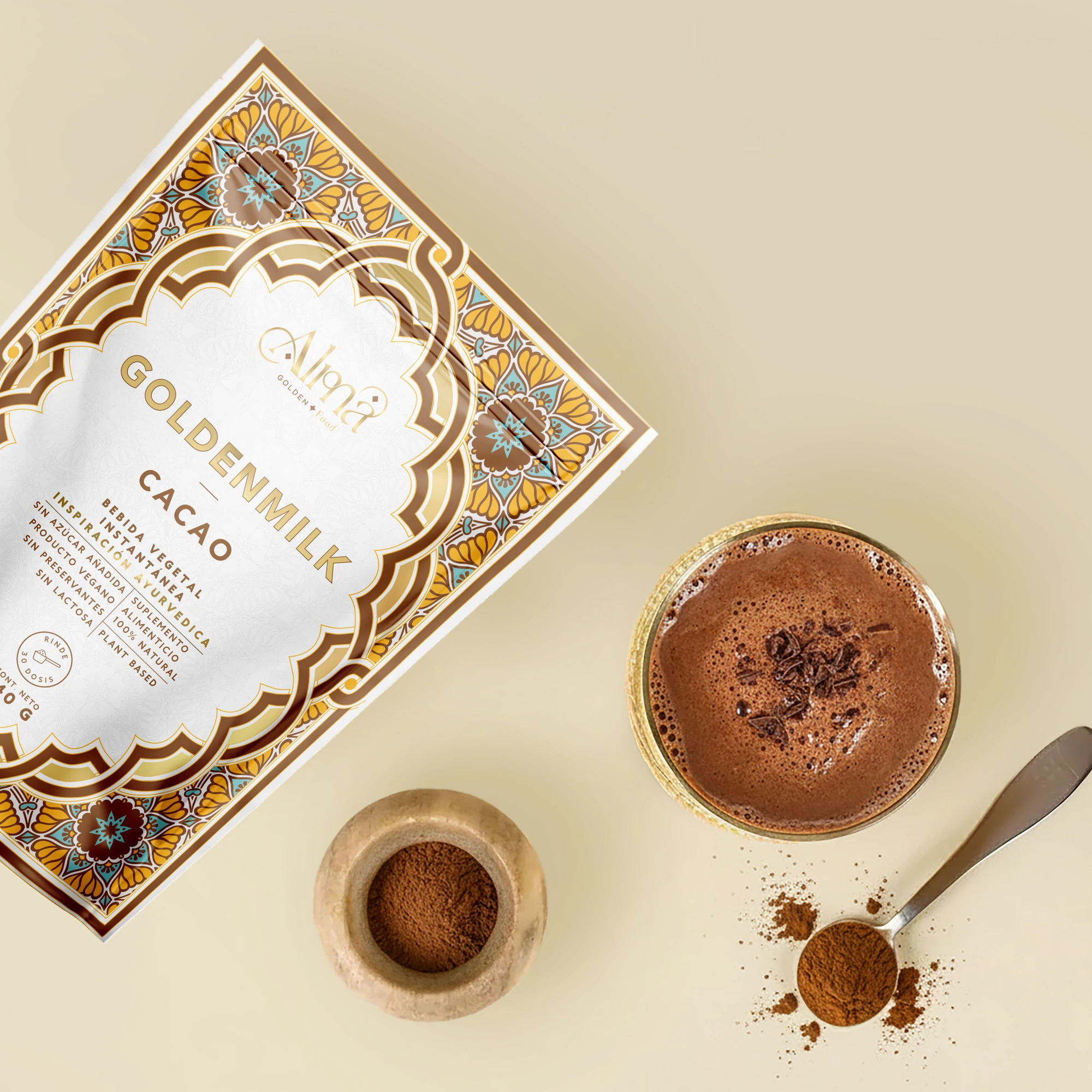 Packaging Goldenmilk Cacao en un montaje editorial con bebida preparada.