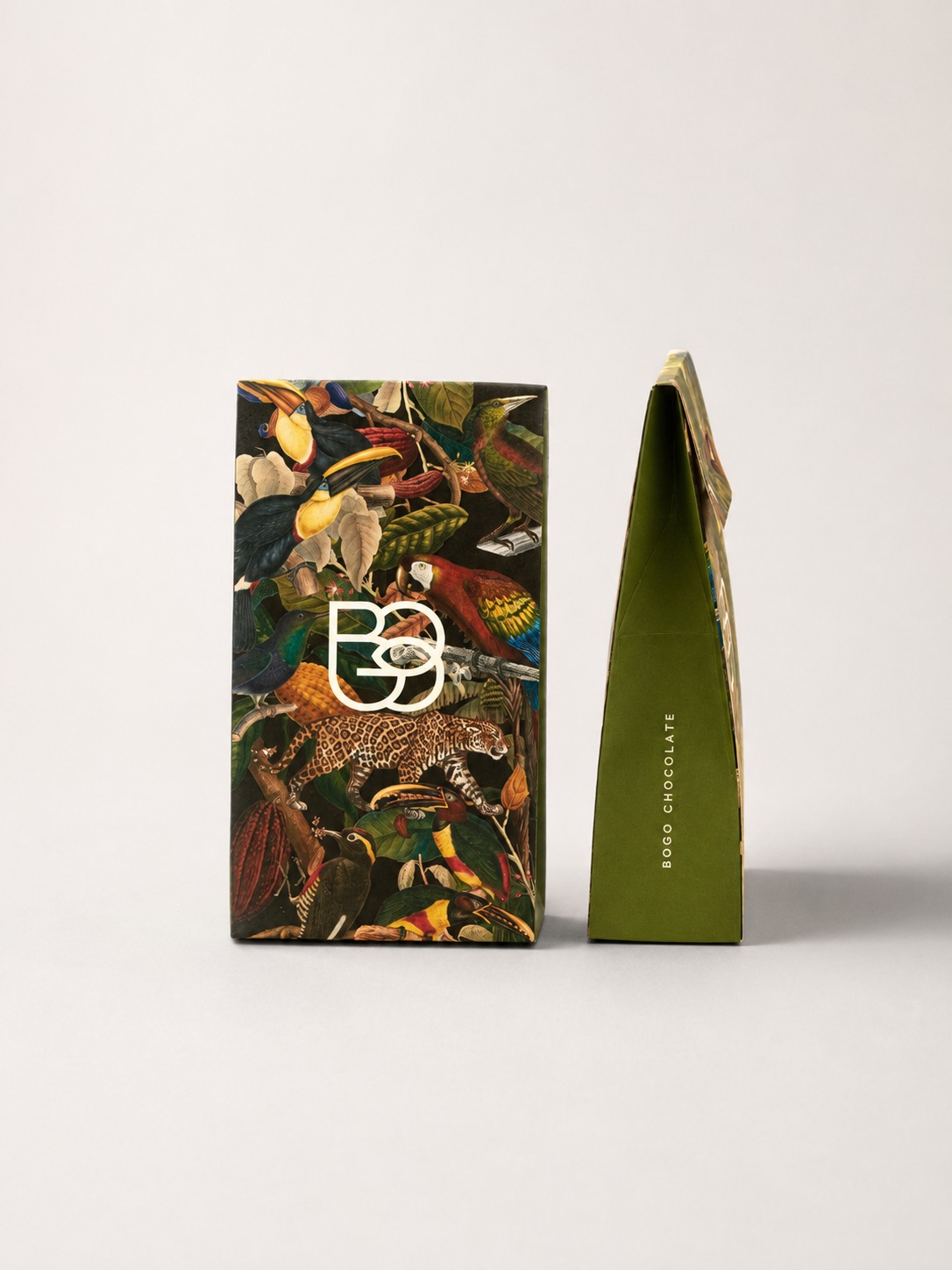 Packaging frontal de Bogo Chocolate con ilustración tropical y vista lateral de la estructura