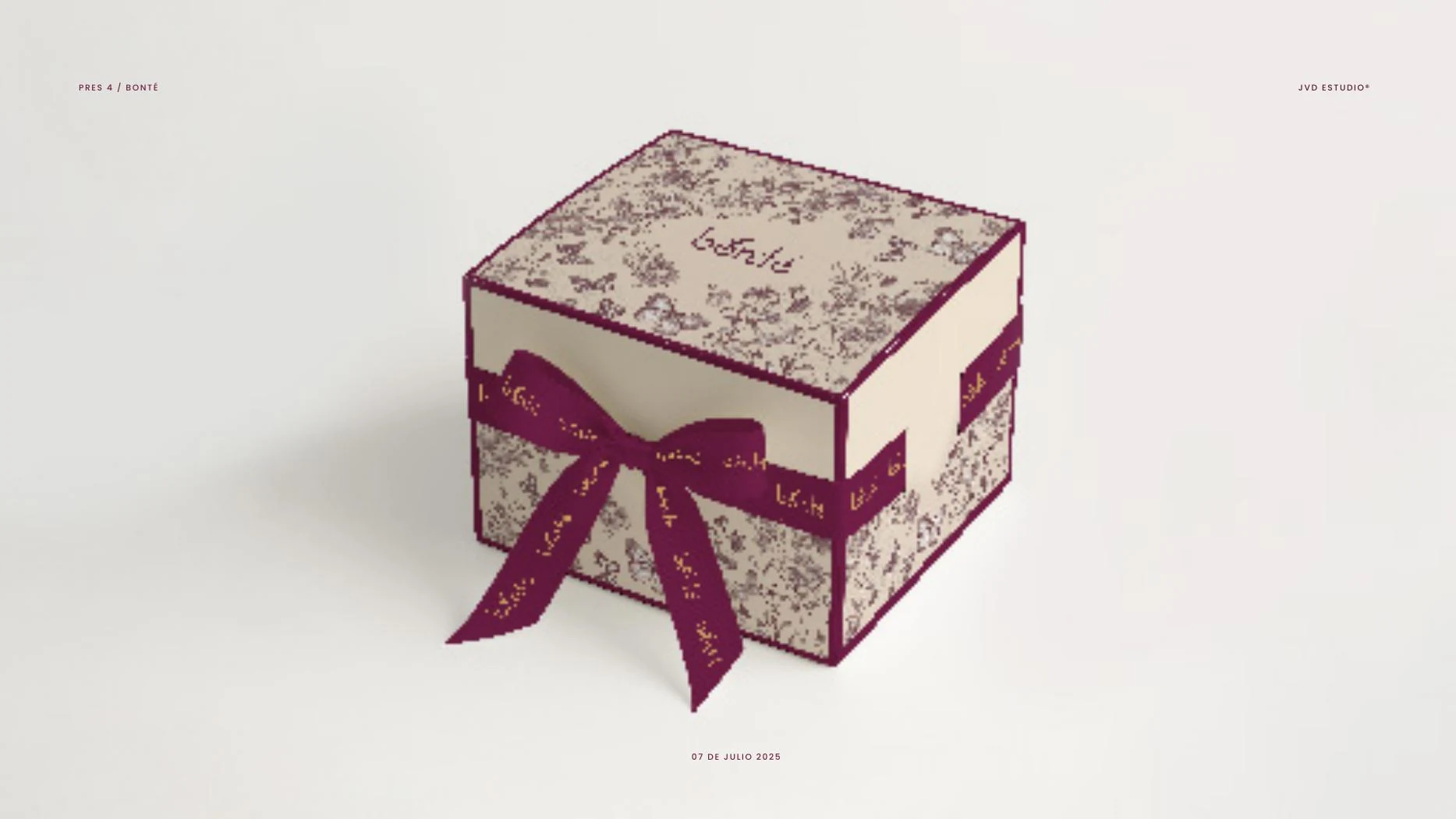 Caja de torta Bonté con cinta burdeos.