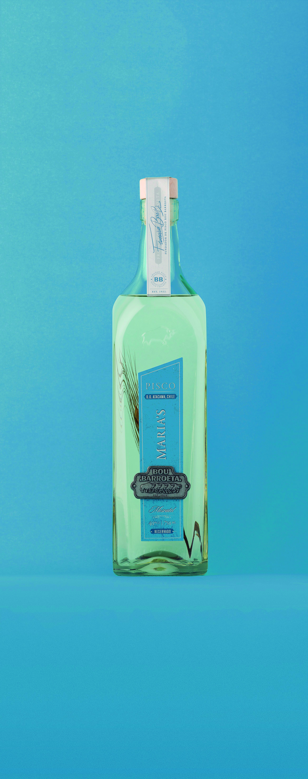 Botella Maria’s de Bou Barroeta sobre un fondo azul celeste.