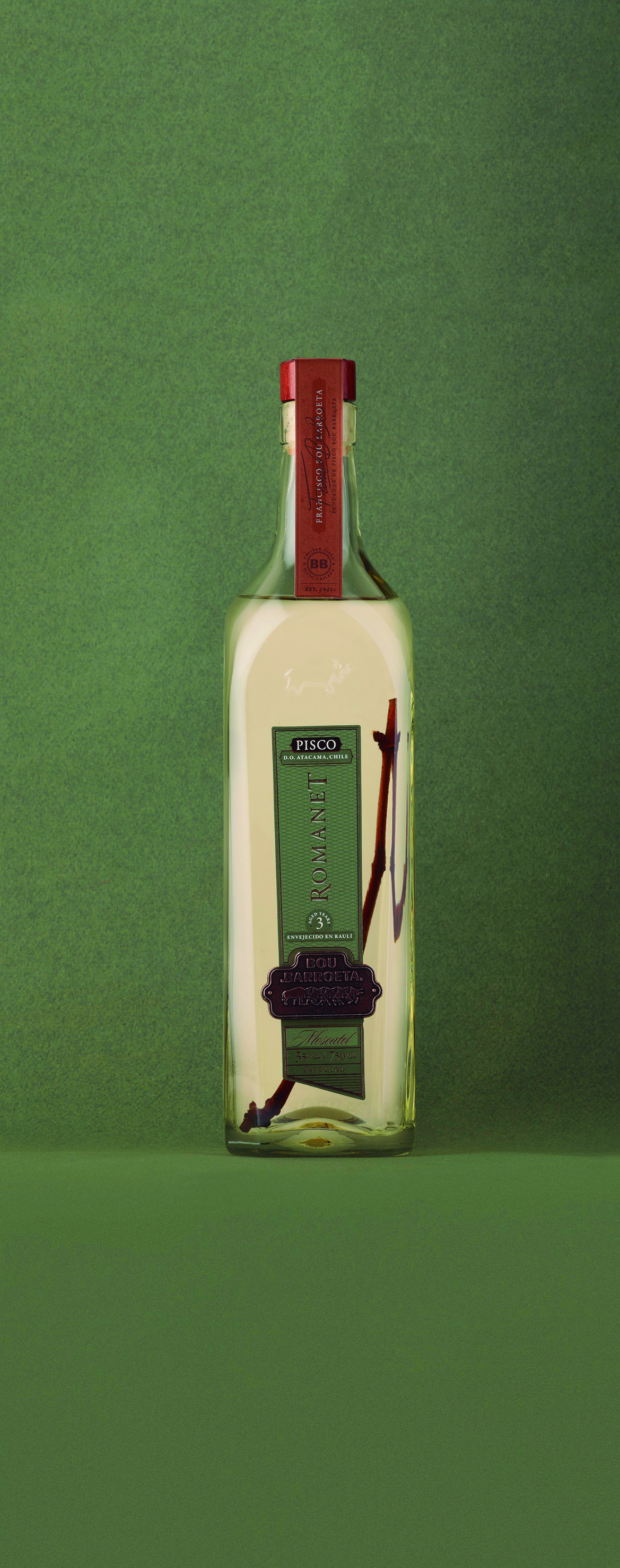 Botella Romanet de Bou Barroeta sobre un fondo verde oliva.