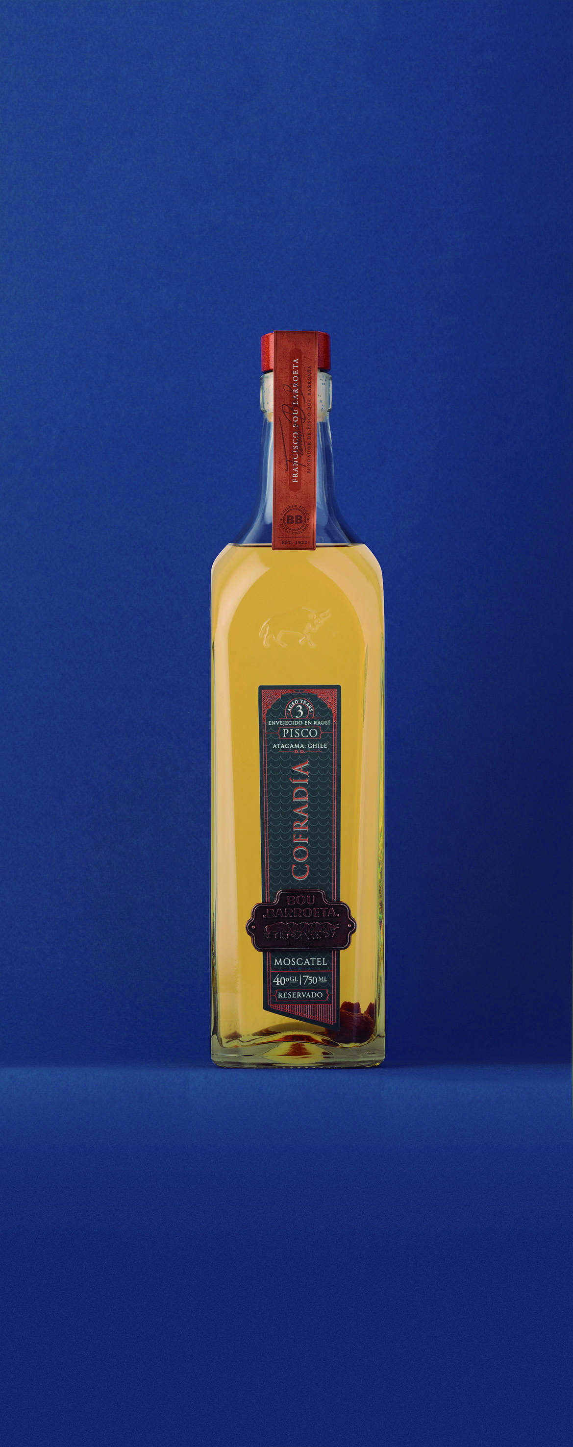 Botella Cofradía de Bou Barroeta sobre un fondo azul intenso.