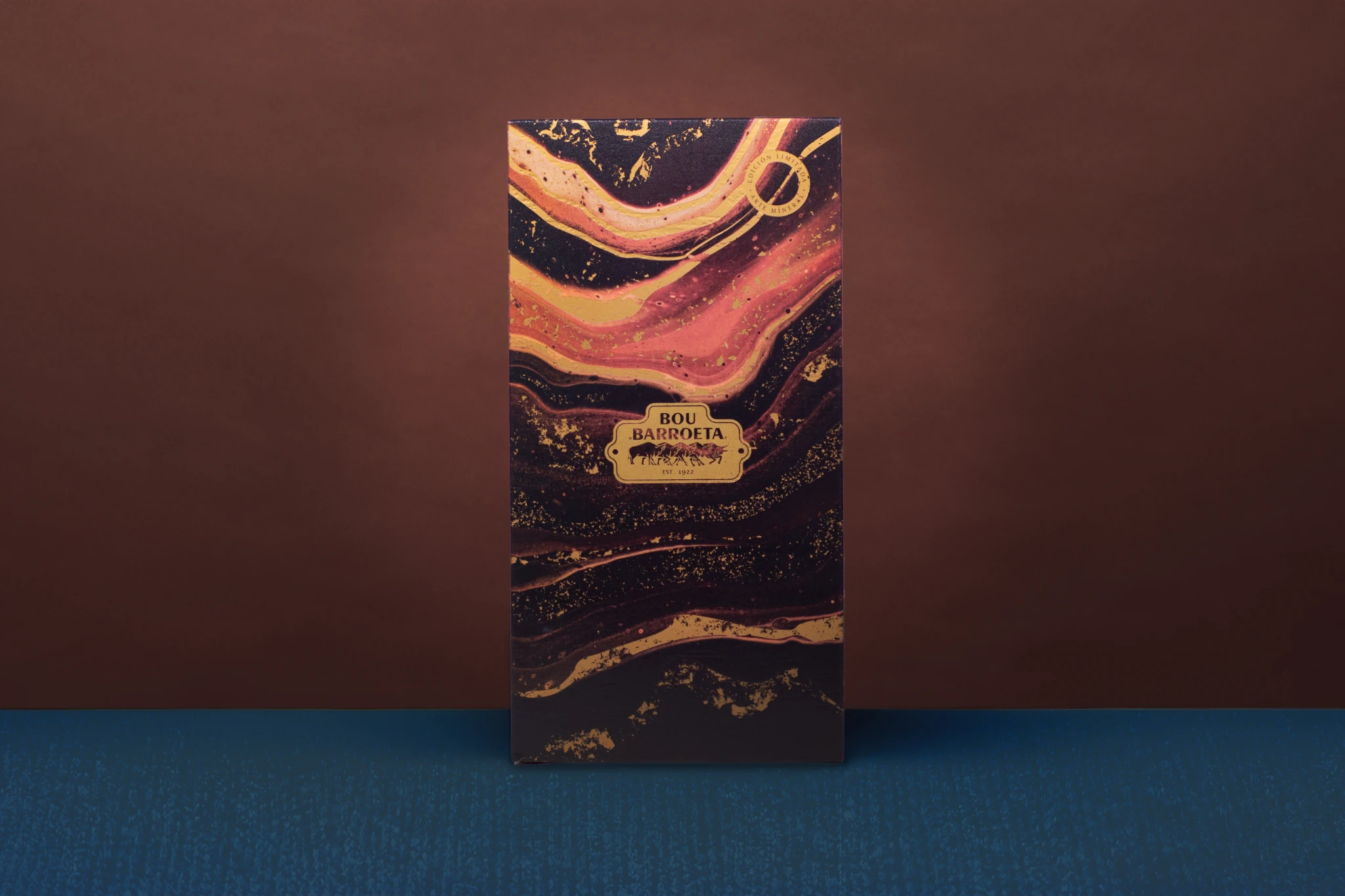 Estuche Edición Limitada Arte Mineral de Bou Barroeta con acabado marmoleado en cobre y dorado, vista frontal.
