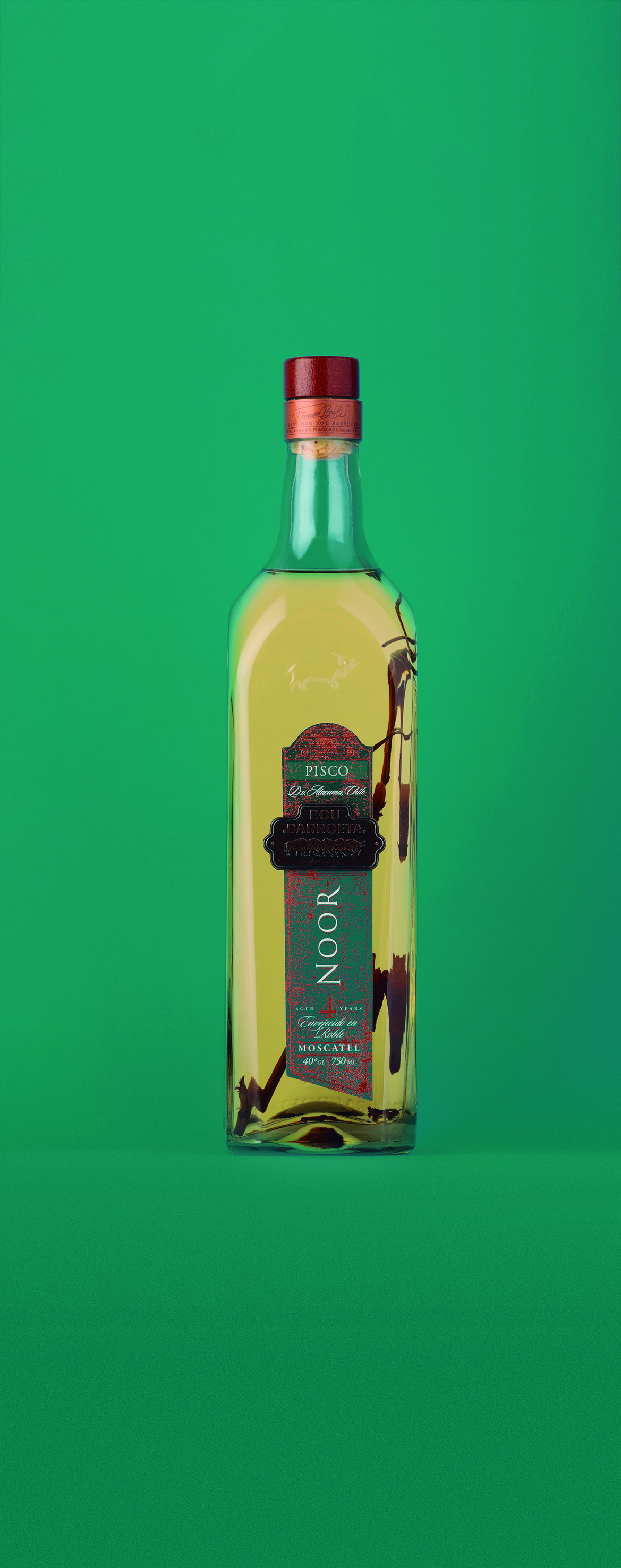 Botella Noor de Bou Barroeta sobre un fondo verde saturado.