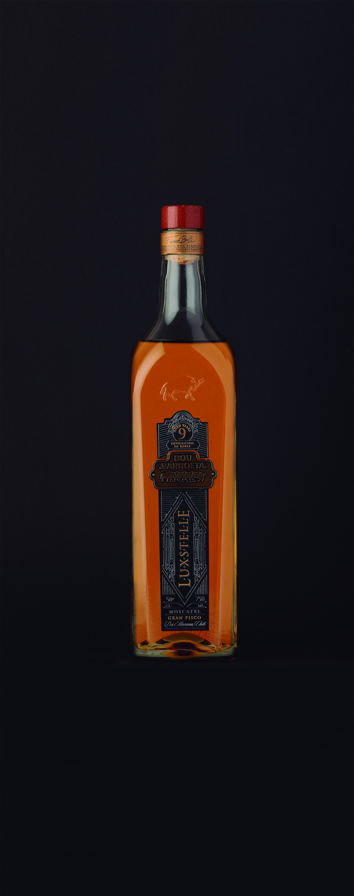 Botella Luxstelle de Bou Barroeta sobre un fondo negro.