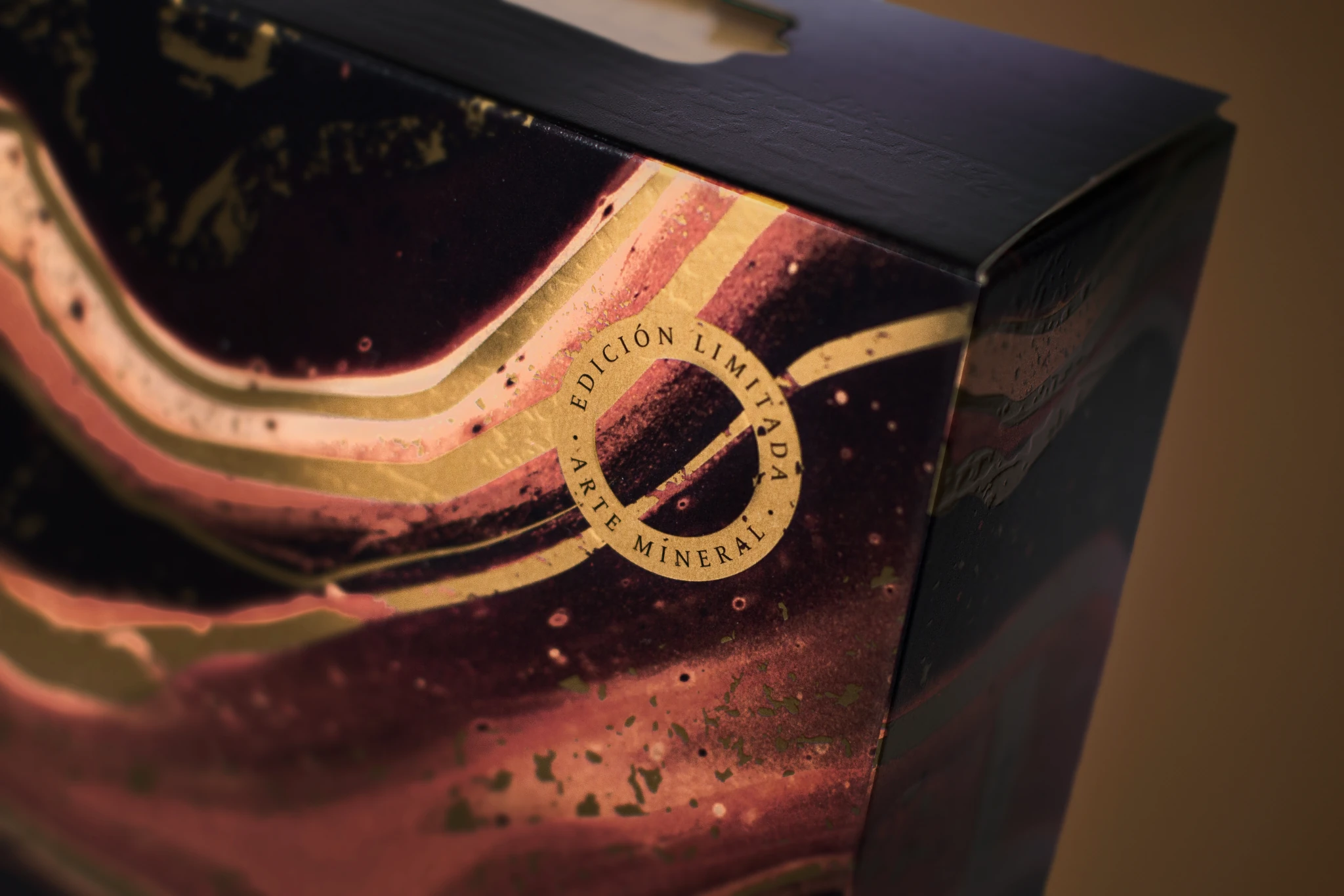 Detalle del sello dorado Edición Limitada Arte Mineral sobre el estuche de Bou Barroeta.