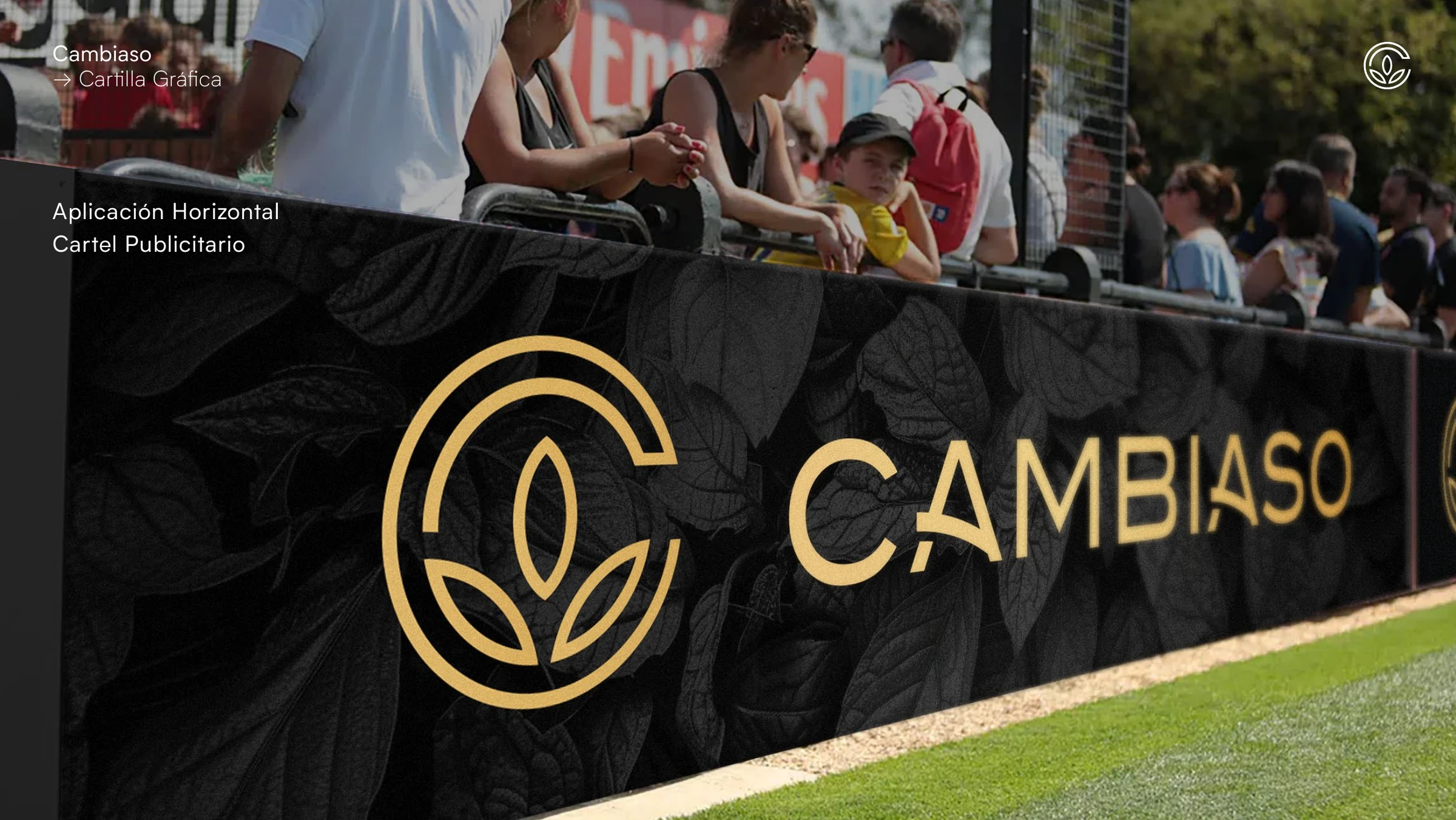 Aplicación horizontal de la identidad Cambiaso en una valla negra con logotipo dorado.