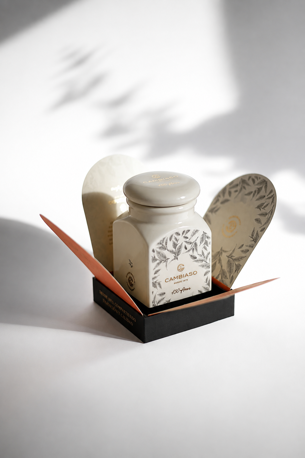 Packaging Cambiaso 150 años abierto, revelando el frasco y el sistema gráfico interior.