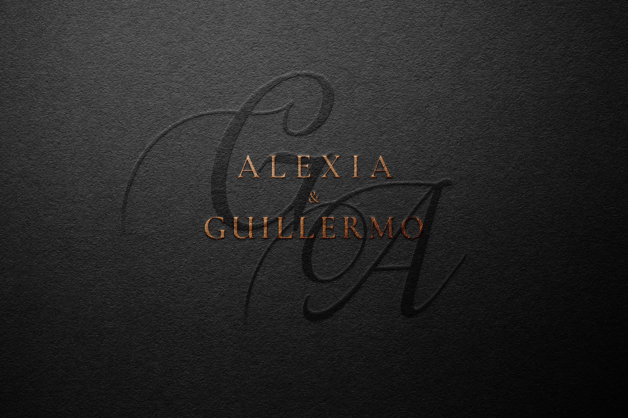 Monogramas A y G entrelazados con los nombres Alexia y Guillermo sobre papel negro.