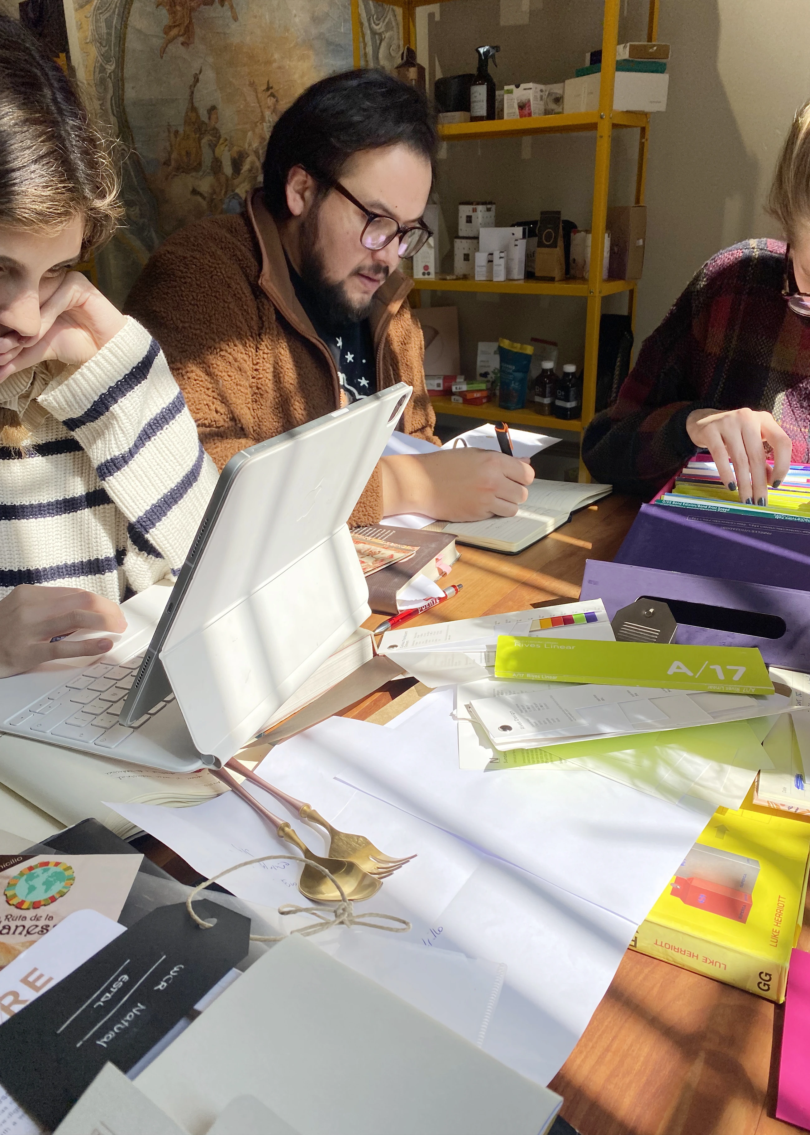Equipo JVD revisando muestras de papel, referencias y alternativas durante el proceso Chocalán.