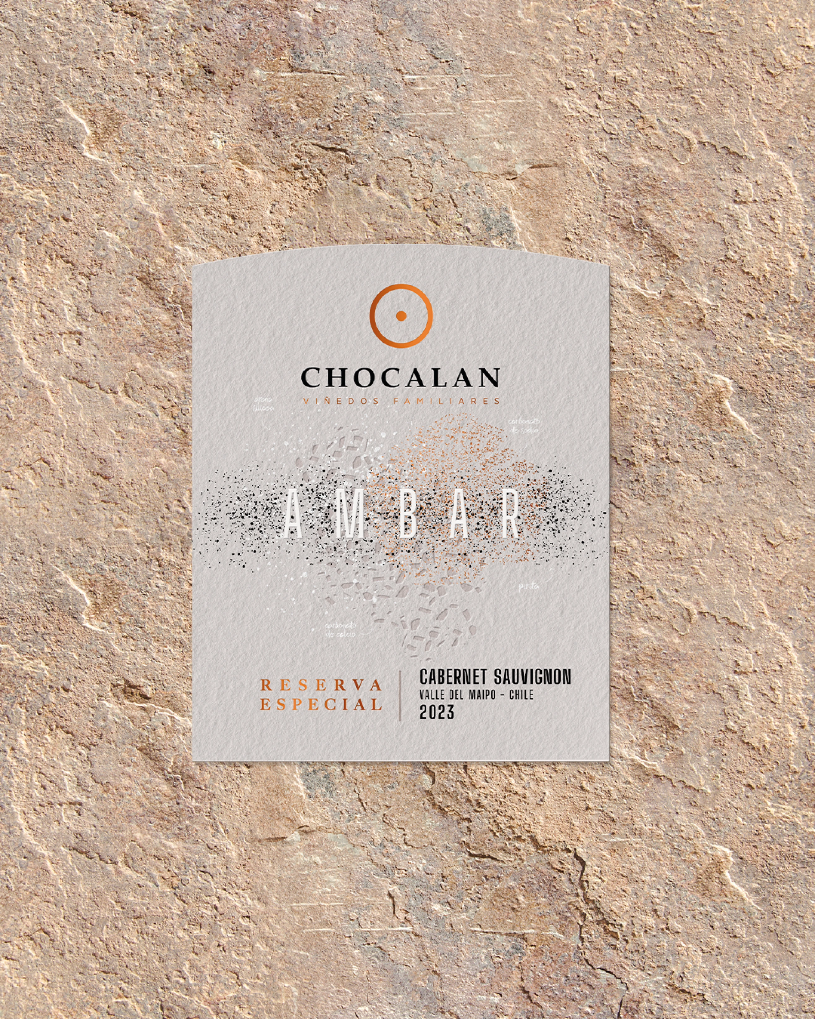 Etiqueta Ámbar Cabernet Sauvignon de Viña Chocalán sobre una superficie mineral.