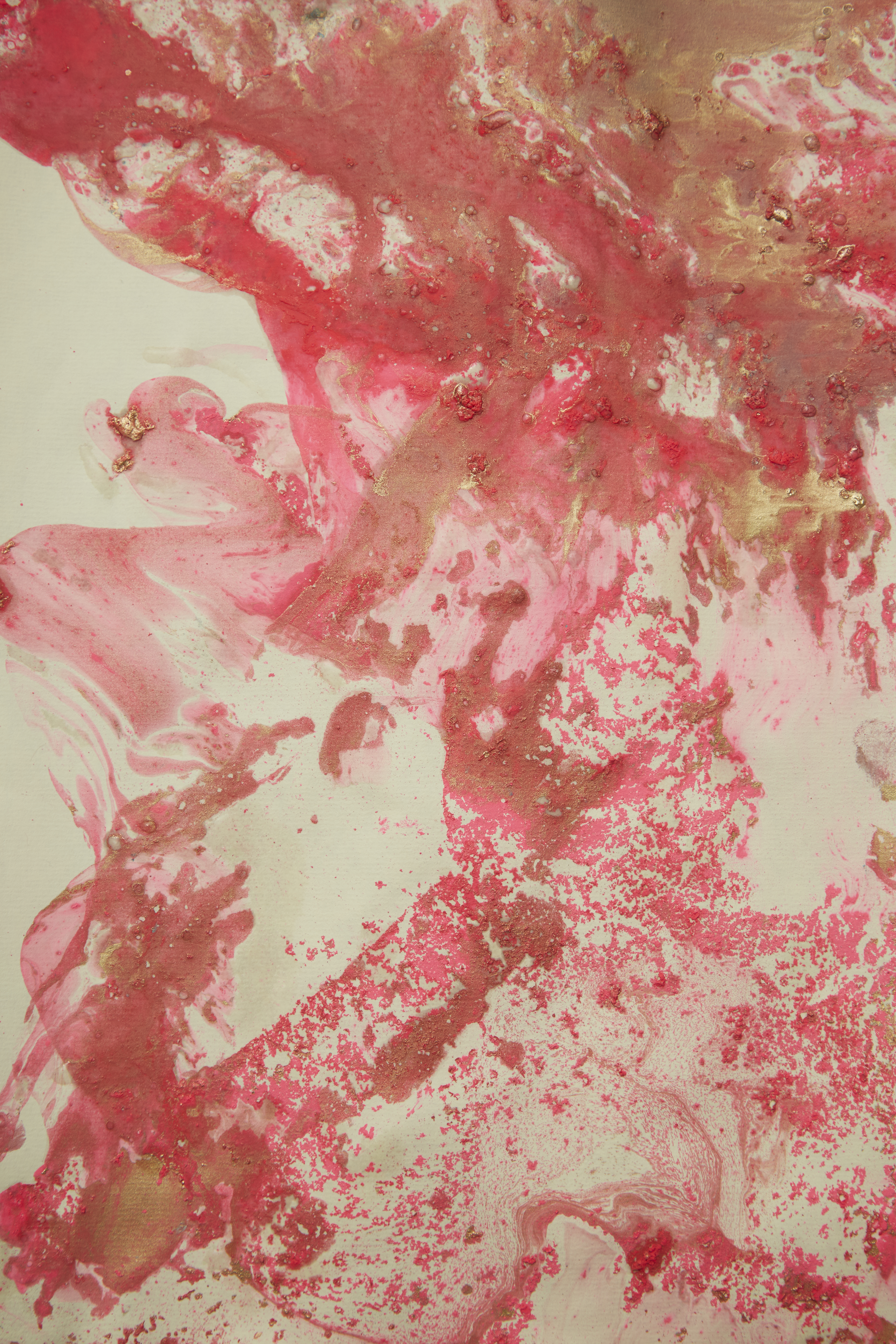 Lámina marmolada terminada en tonos rosados y rojizos, resultado del proceso análogo.