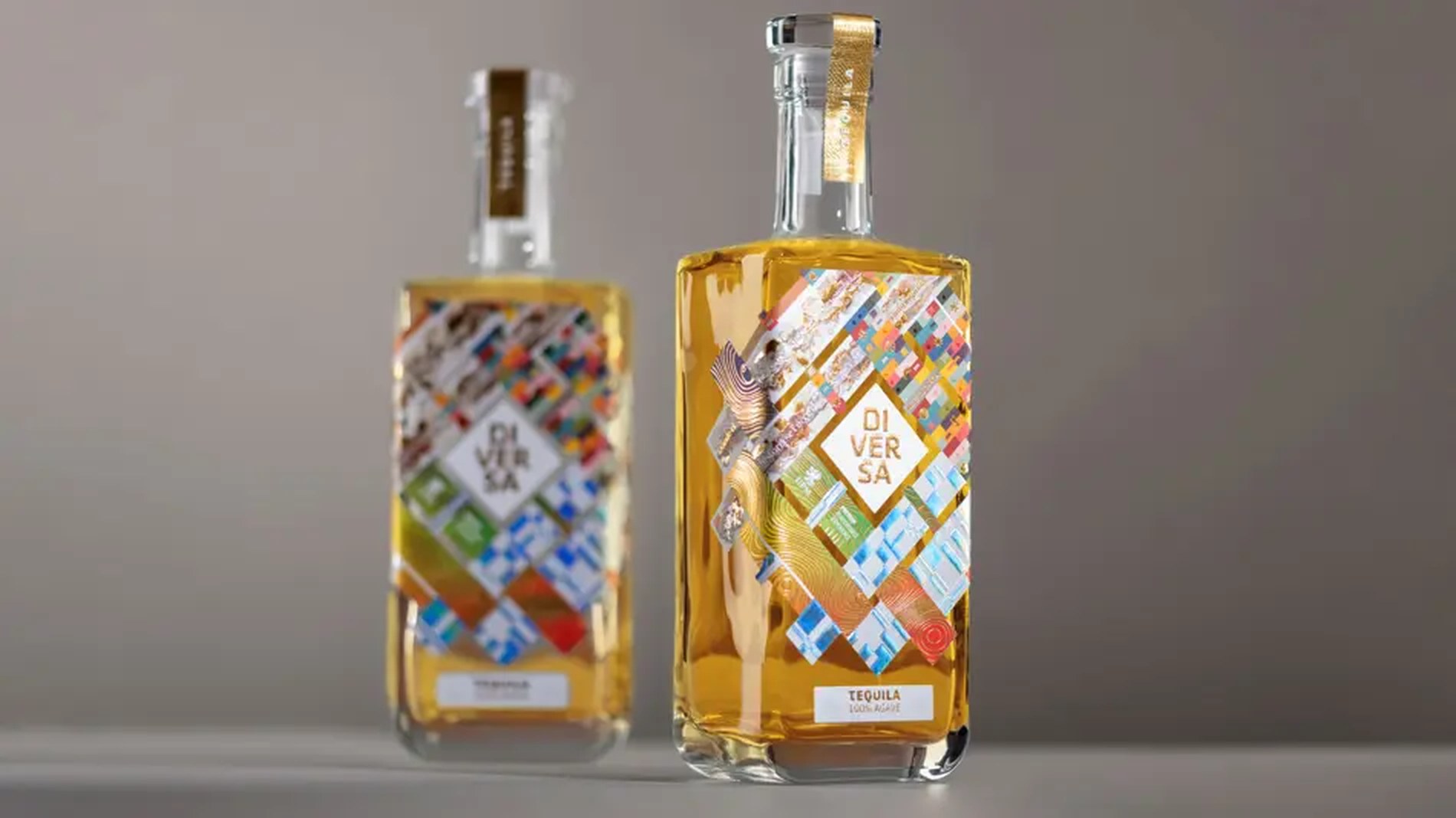 Dos botellas DIVERSA Tequila, una en primer plano y otra al fondo