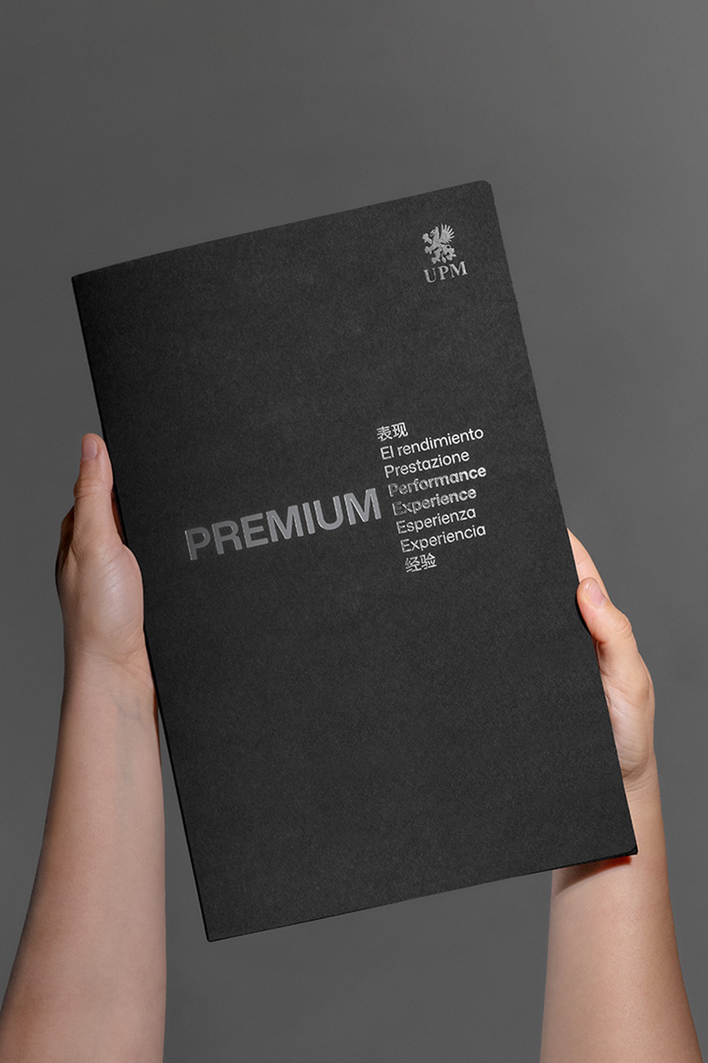 Carpeta Premium Performance de UPM Adhesive Materials sostenida por dos manos