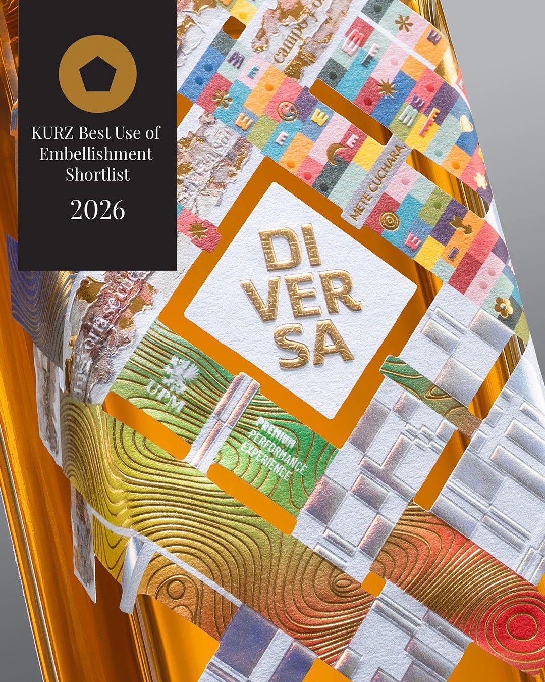 Detalle de la etiqueta DIVERSA con reconocimiento KURZ Best Use of Embellishment Shortlist 2026