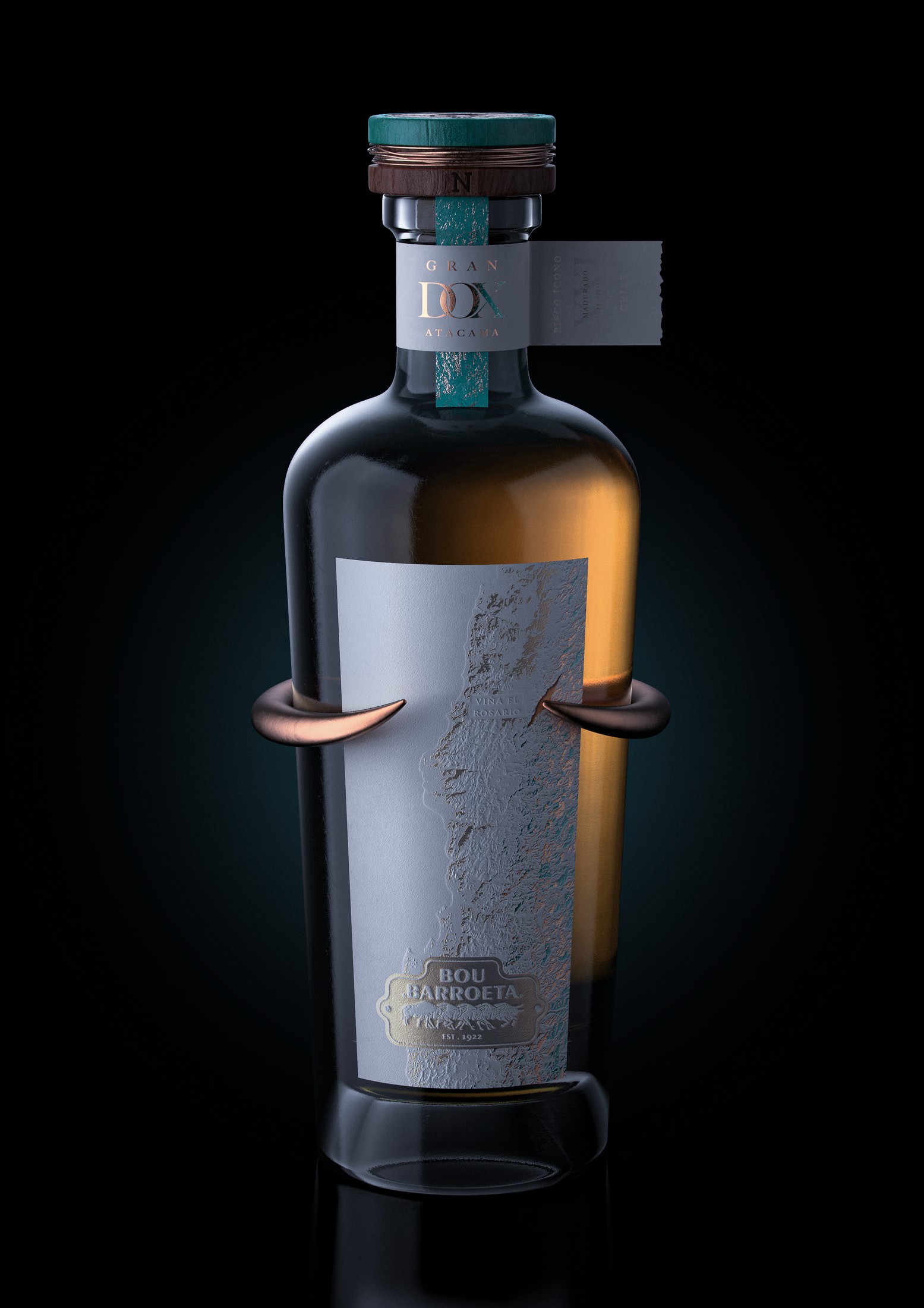 Vista frontal de la botella Gran Pisco DOX con etiqueta geográfica y piezas curvas cobrizas