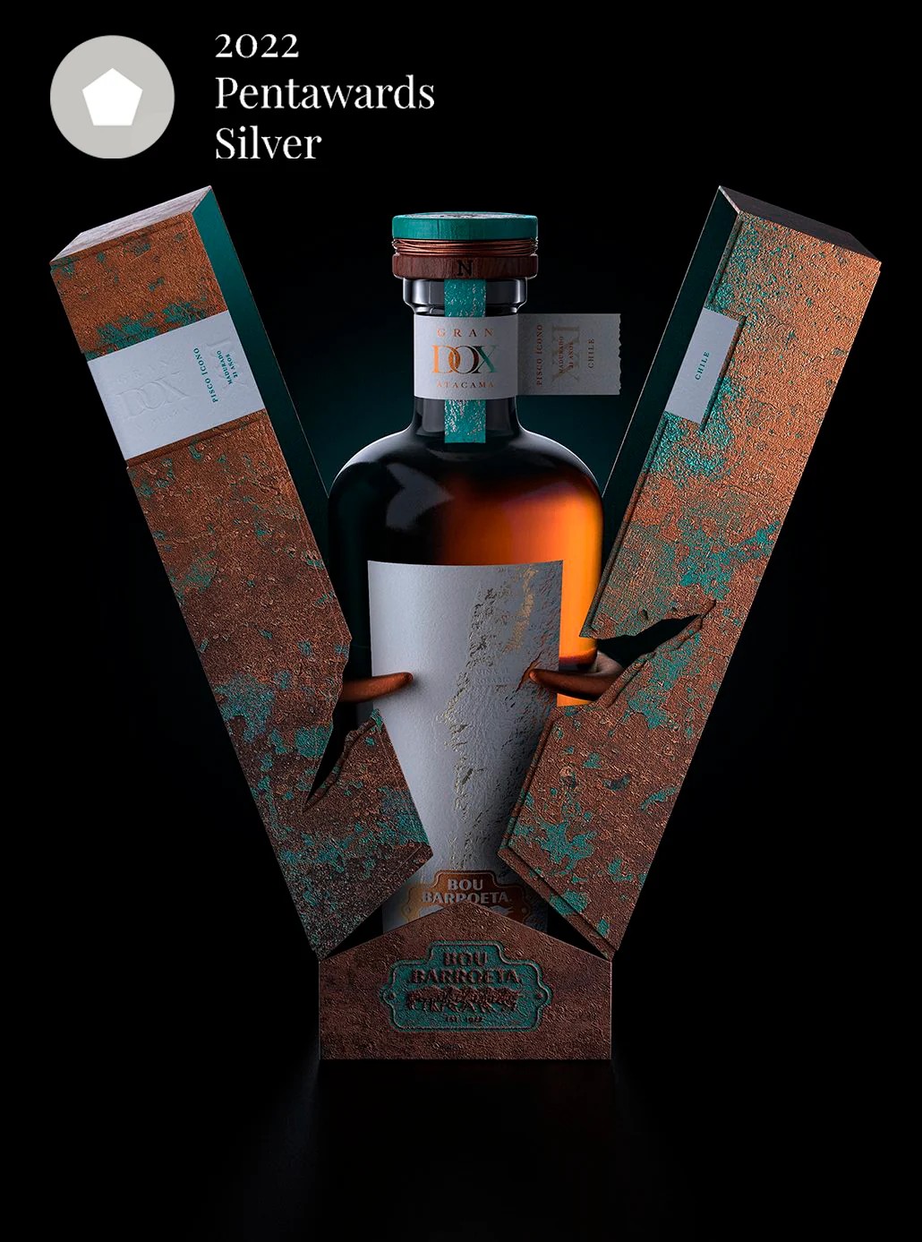 Reconocimiento Pentawards Silver 2022 para Gran Pisco DOX, con la botella junto al estuche en forma de V
