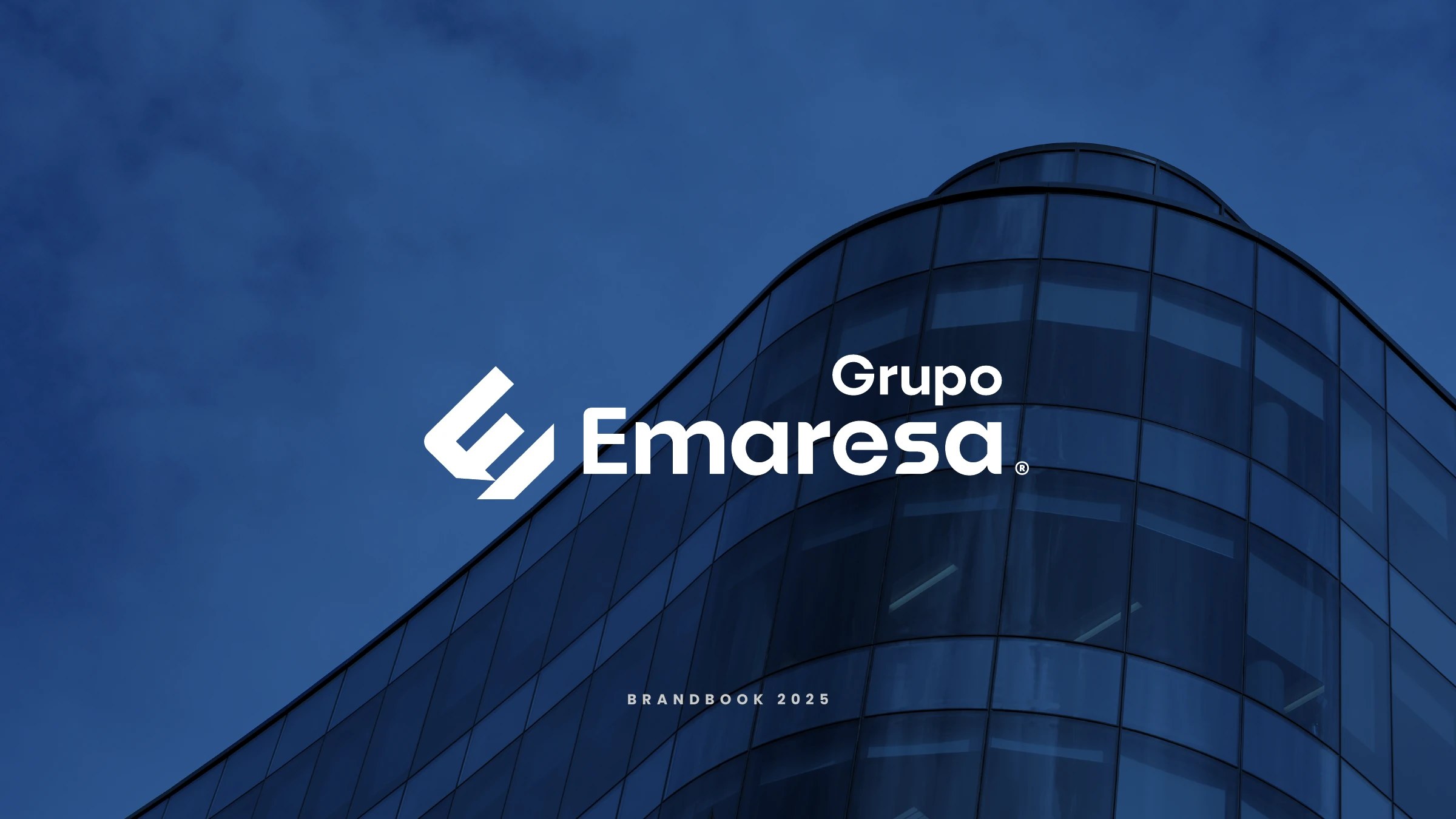 Nueva identidad de Grupo Emaresa aplicada sobre una fachada corporativa azul