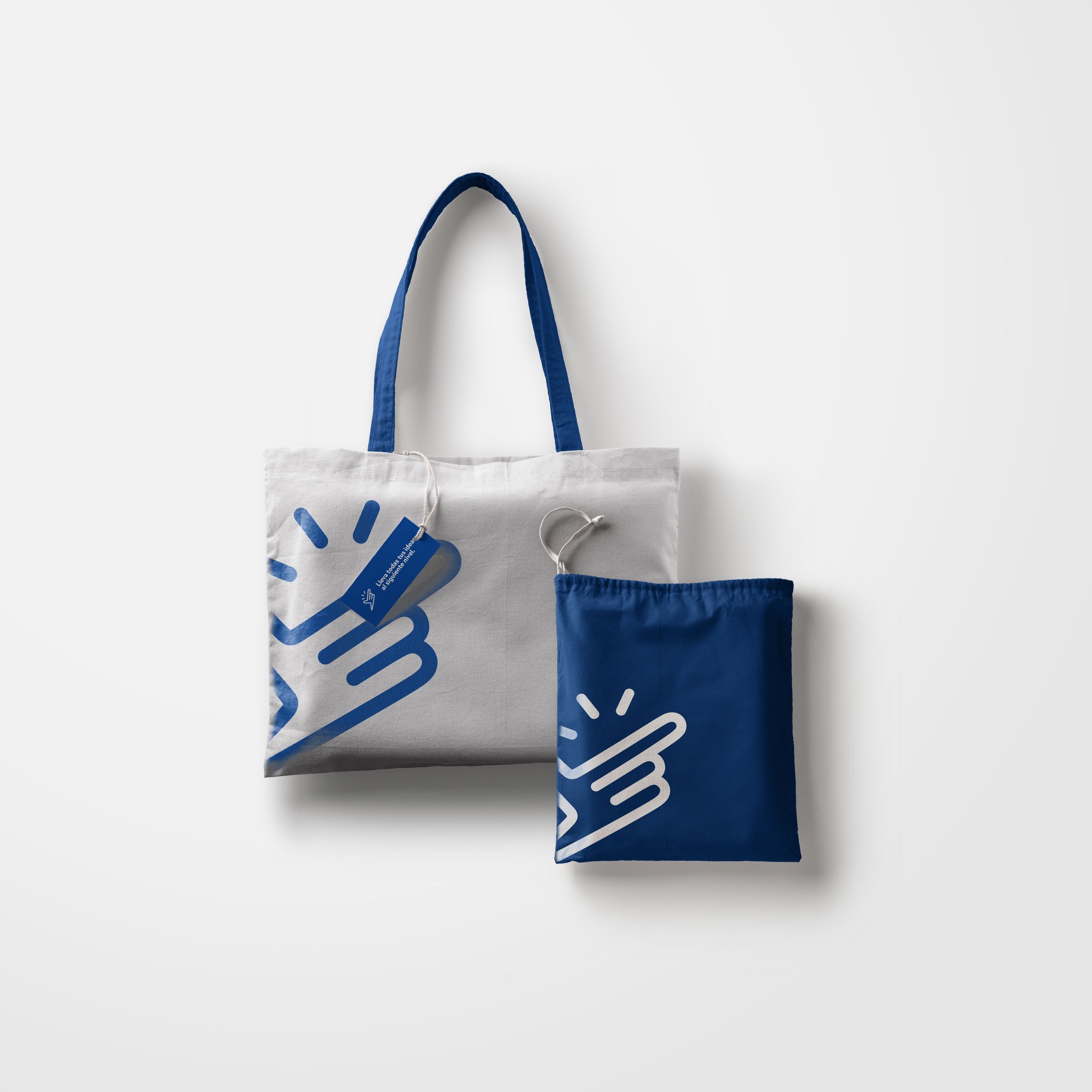 Bolsas de Eureka Labs en blanco y azul con el isotipo aplicado en gran formato
