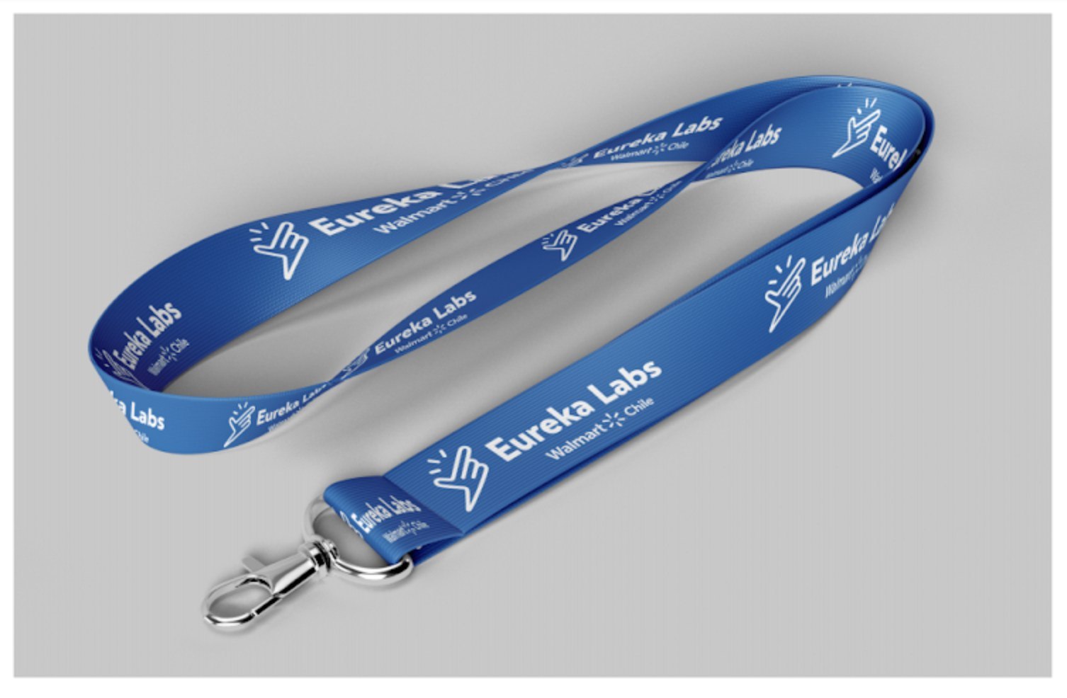 Vista cercana de un lanyard azul y blanco de Eureka Labs con logotipos repetidos