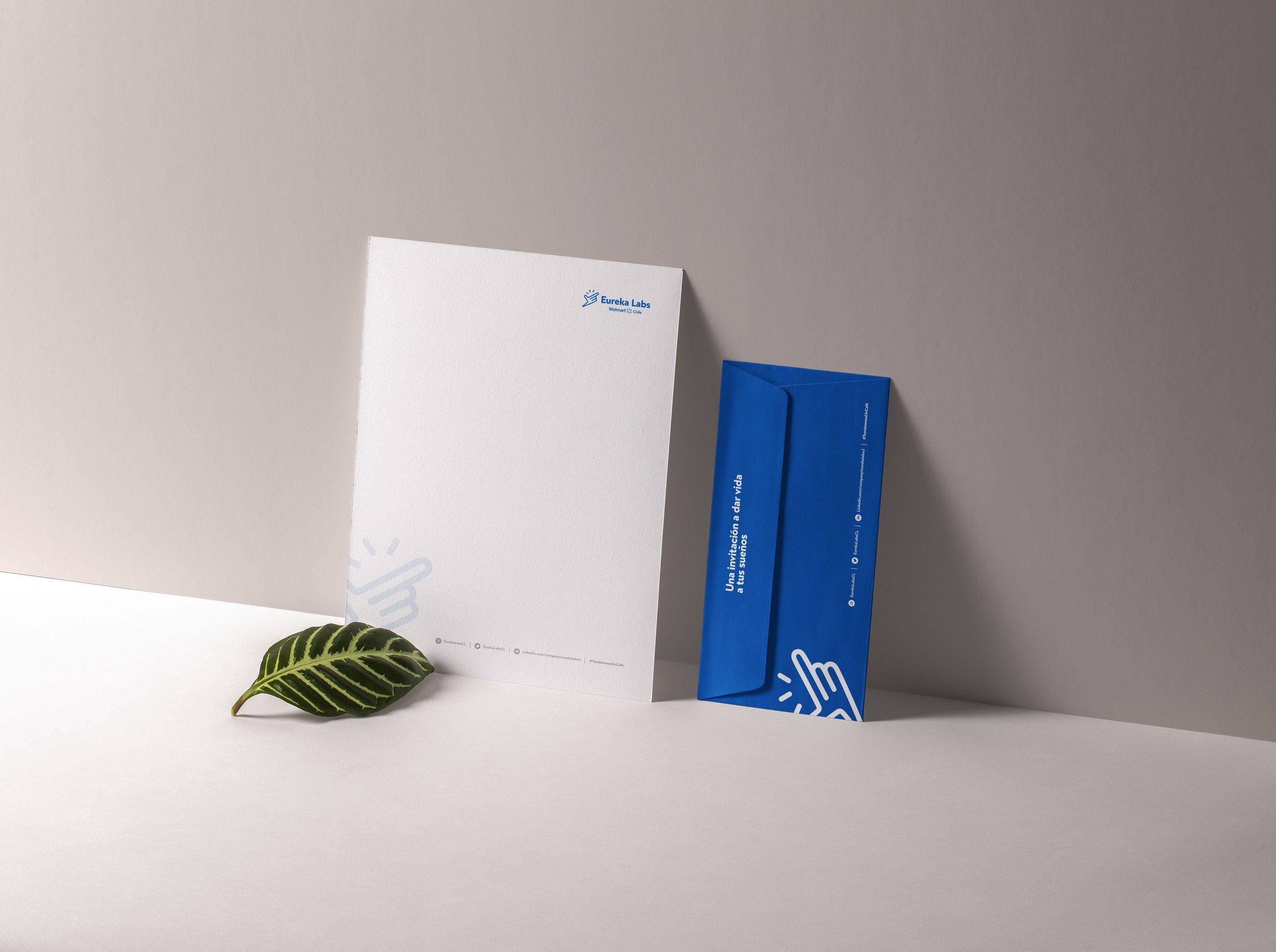 Papelería corporativa de Eureka Labs en blanco y azul con ilustraciones de trazo manual