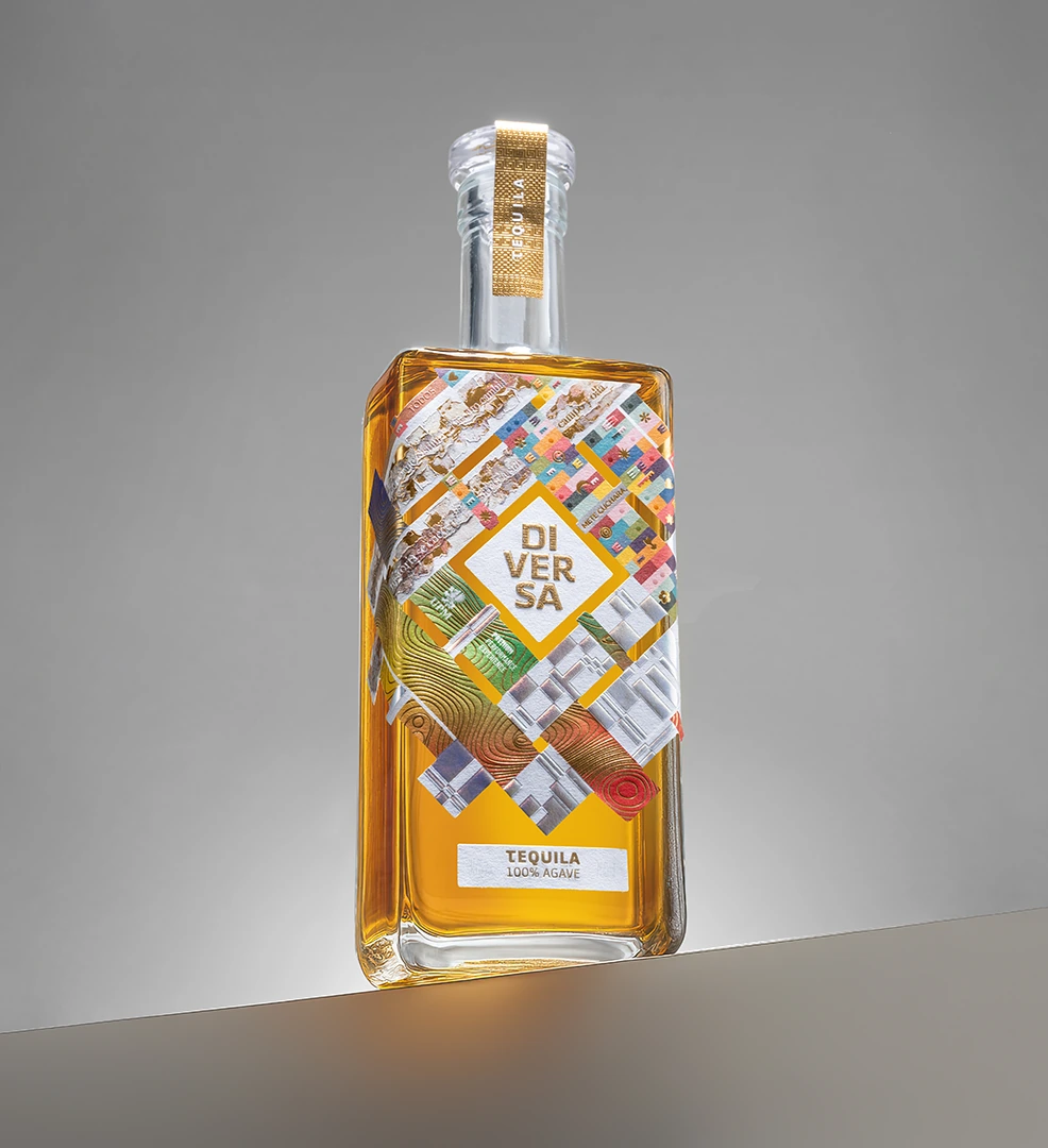 Botella DIVERSA Tequila con etiqueta de collage material construida por cinco estudios latinoamericanos
