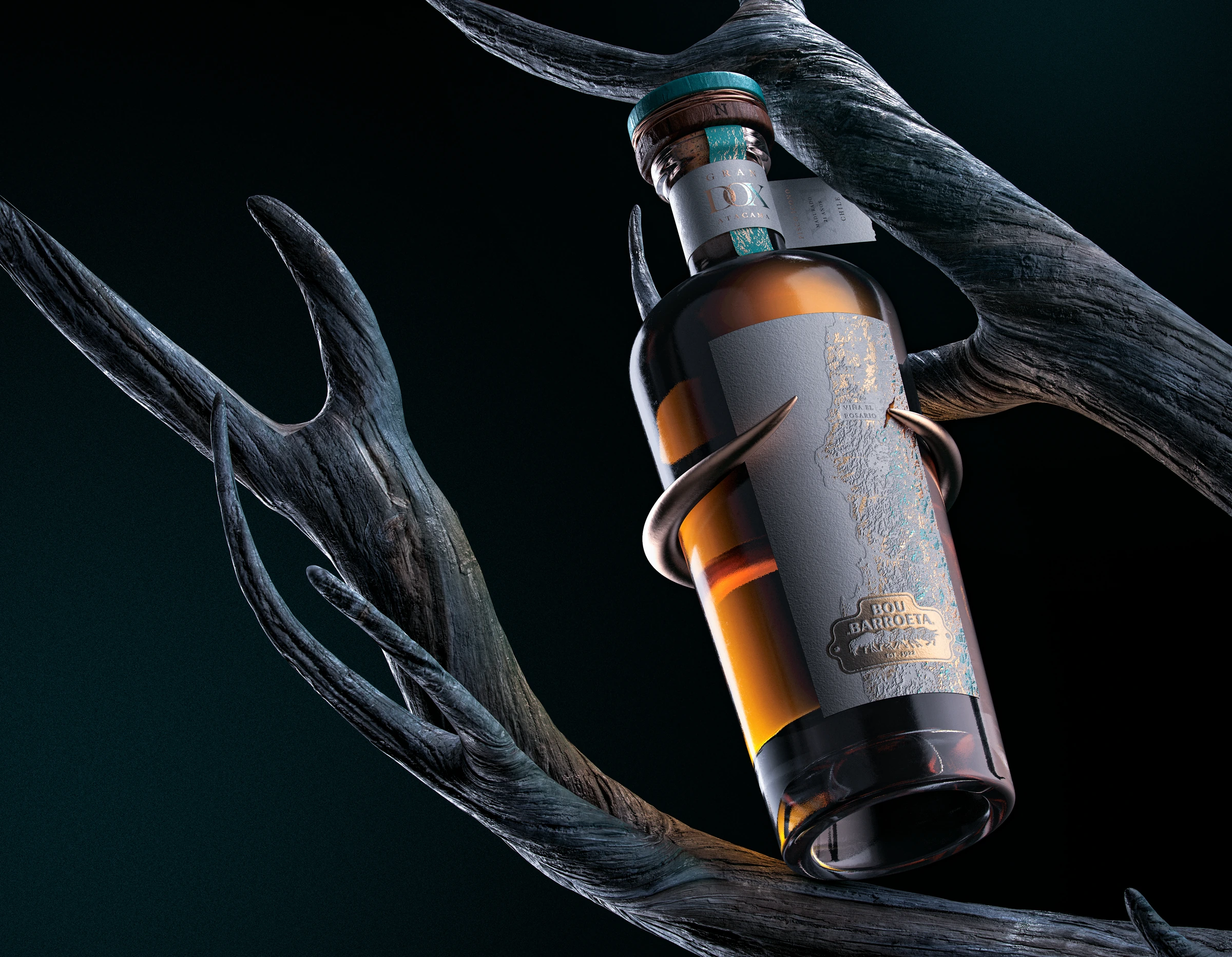 Gran Pisco DOX — botella suspendida entre ramas oscuras con ganchos cobrizos, etiqueta Bou Barroeta