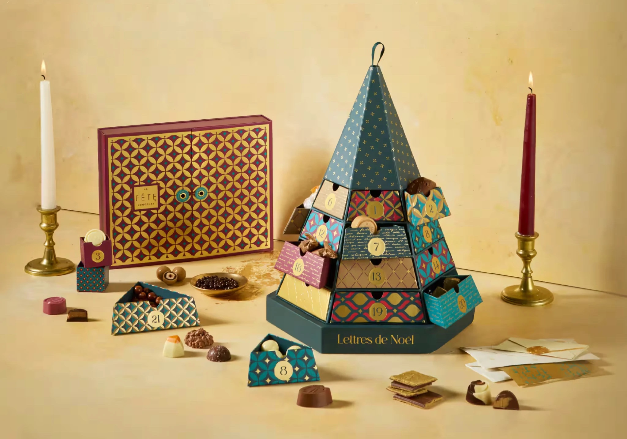 Calendario de adviento La Fête en forma de pirámide, 'Lettres de Noël', con bombones, velas y cajas doradas