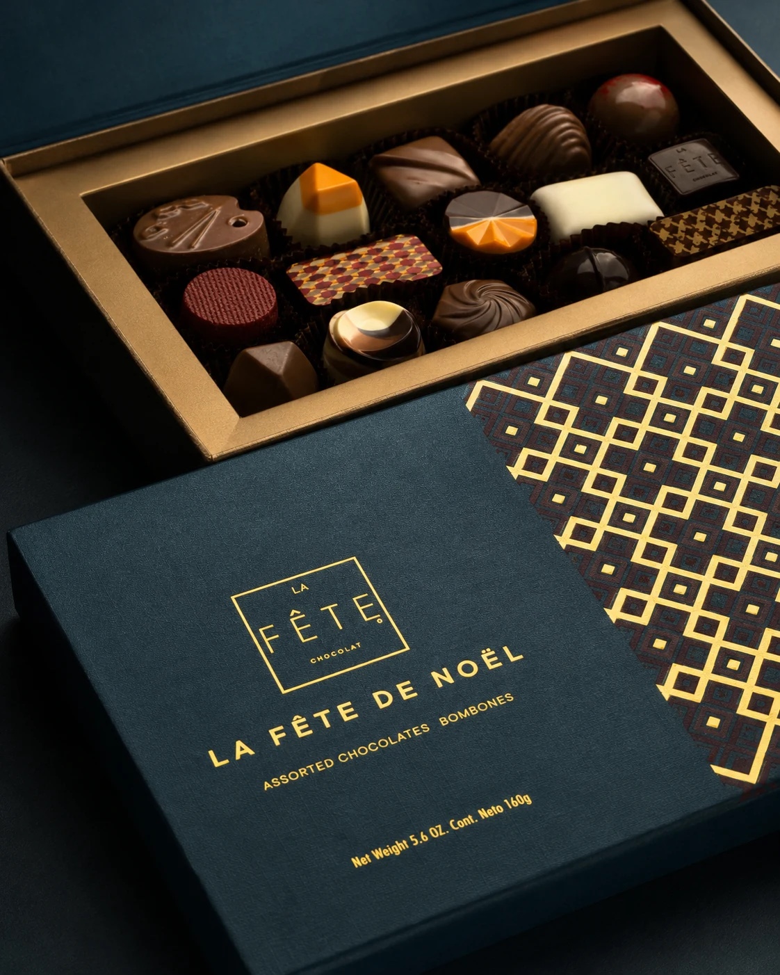 Caja La Fête de Noël abierta con una selección variada de bombones
