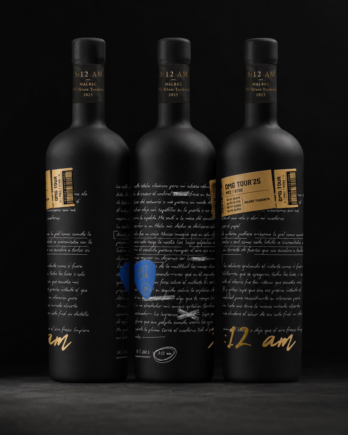 Serie de botellas 3:12 AM Malbec con etiqueta negra manuscrita y detalles dorados