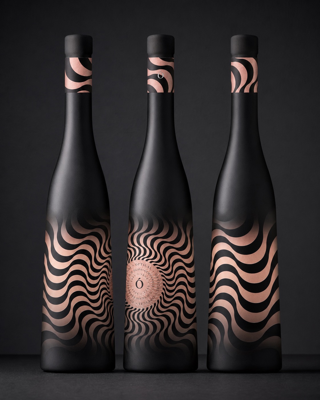 Serie de botellas Ó Optical con gráfica ondulada negra y cobre