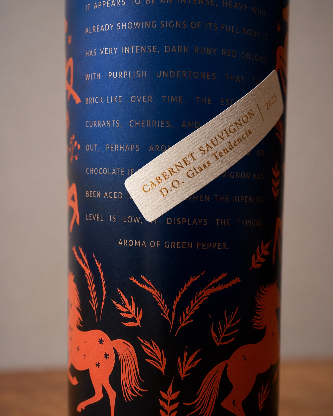 Detalle de contraetiqueta de una botella Cabernet Sauvignon con acabado azul y cobre