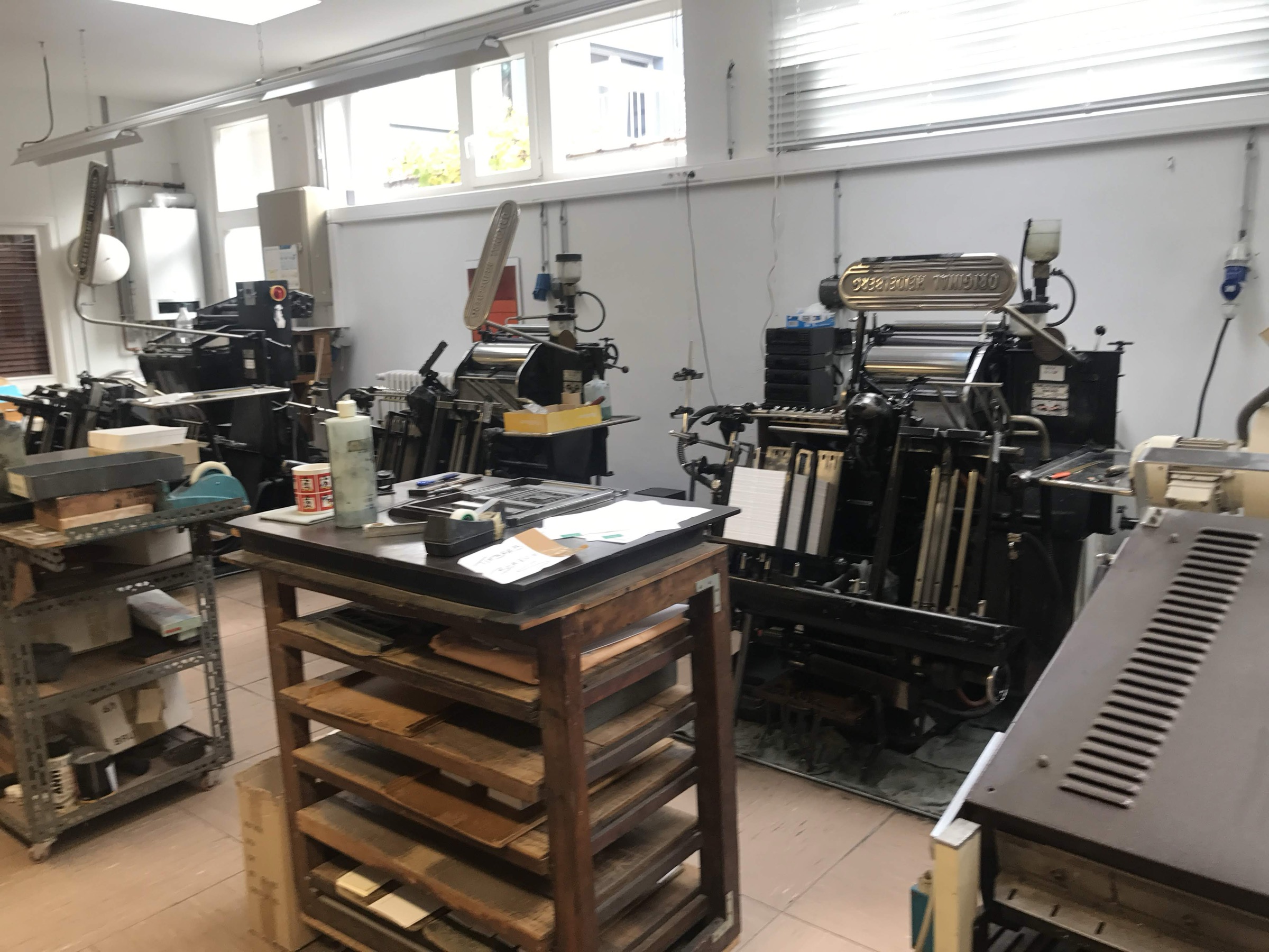 Sala de imprentas tipográficas antiguas Heidelberg, sin personas