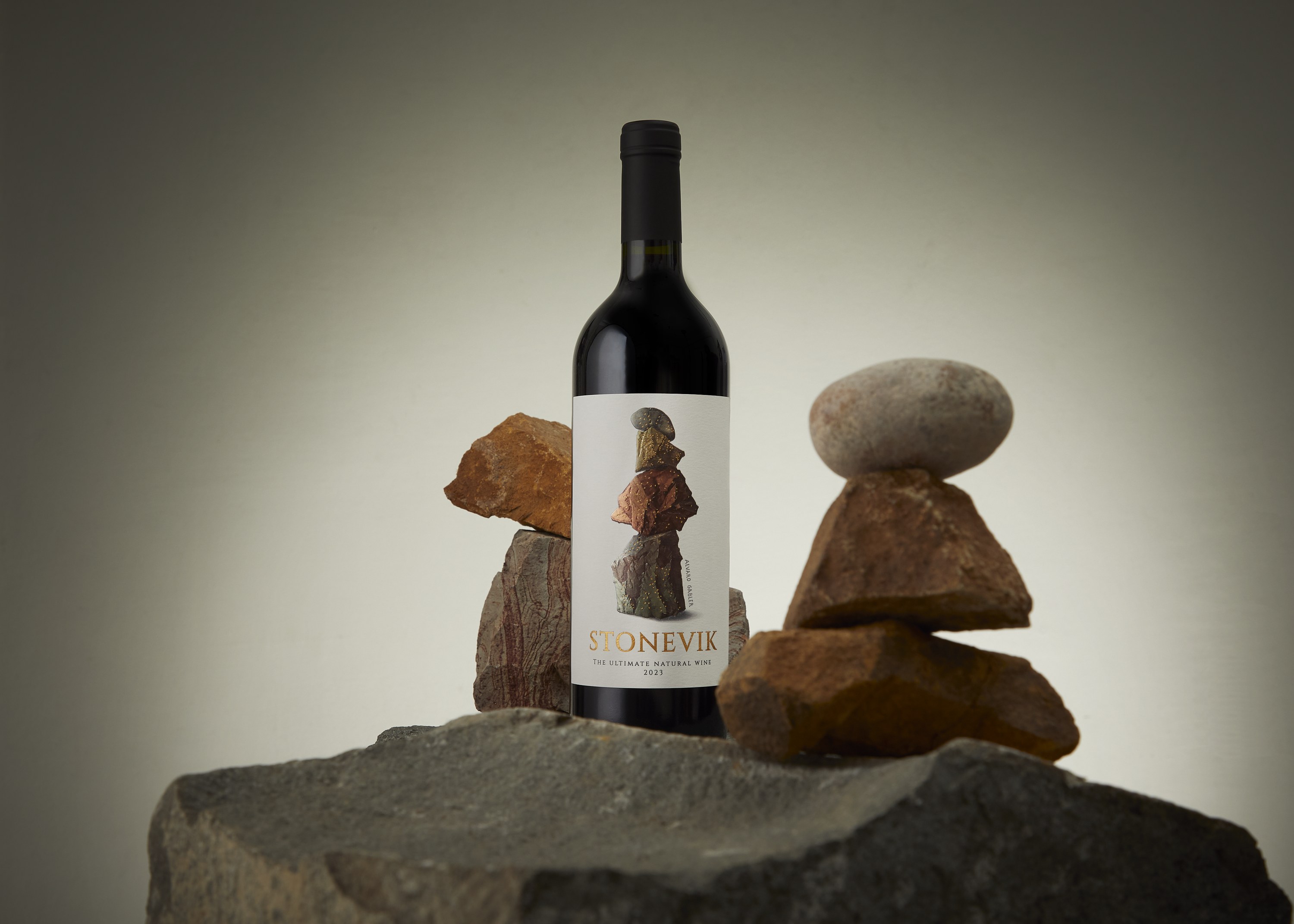 Botella de STONEVIK sobre una composición de piedras
