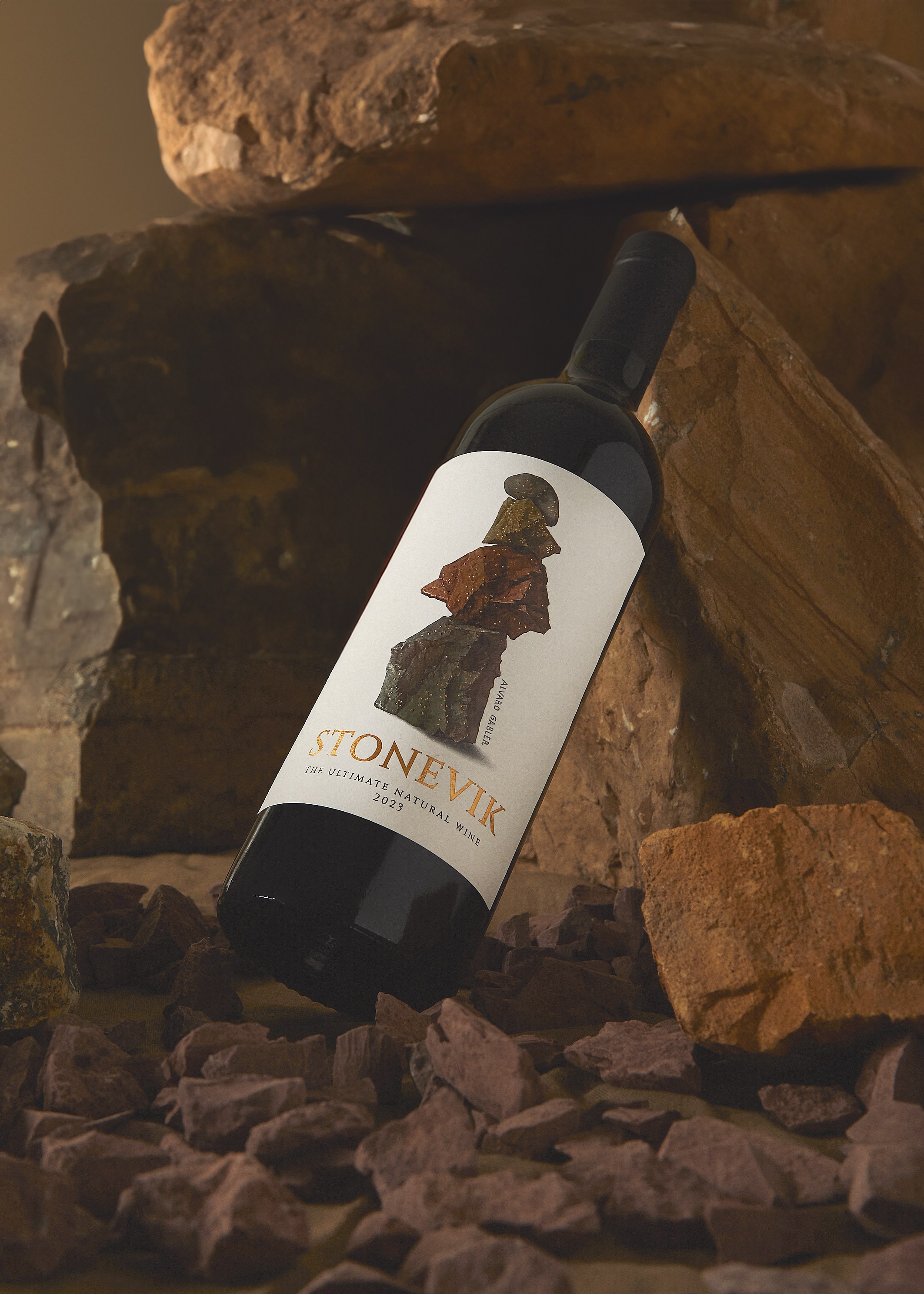 Detalle de la botella de STONEVIK entre una cavidad de roca