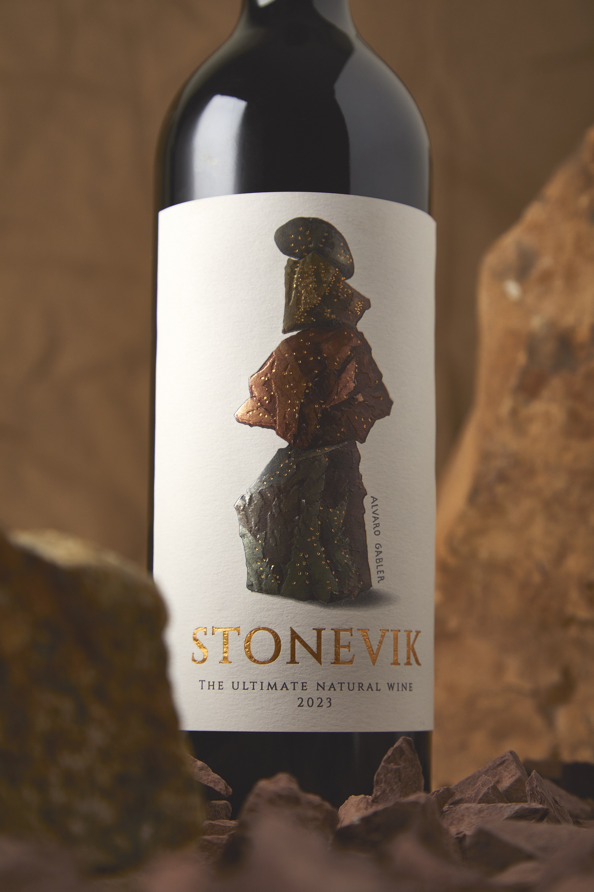 Detalle de la etiqueta y el cuello de la botella STONEVIK