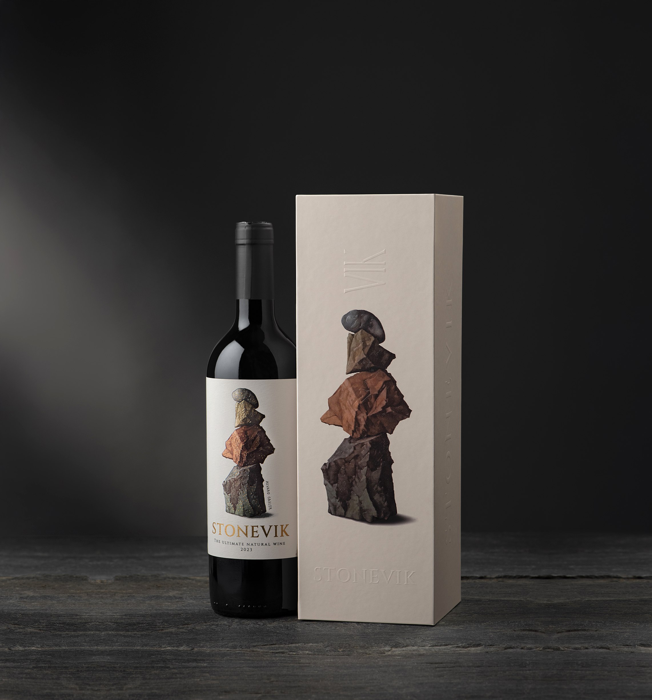 Botella de STONEVIK junto a su estuche