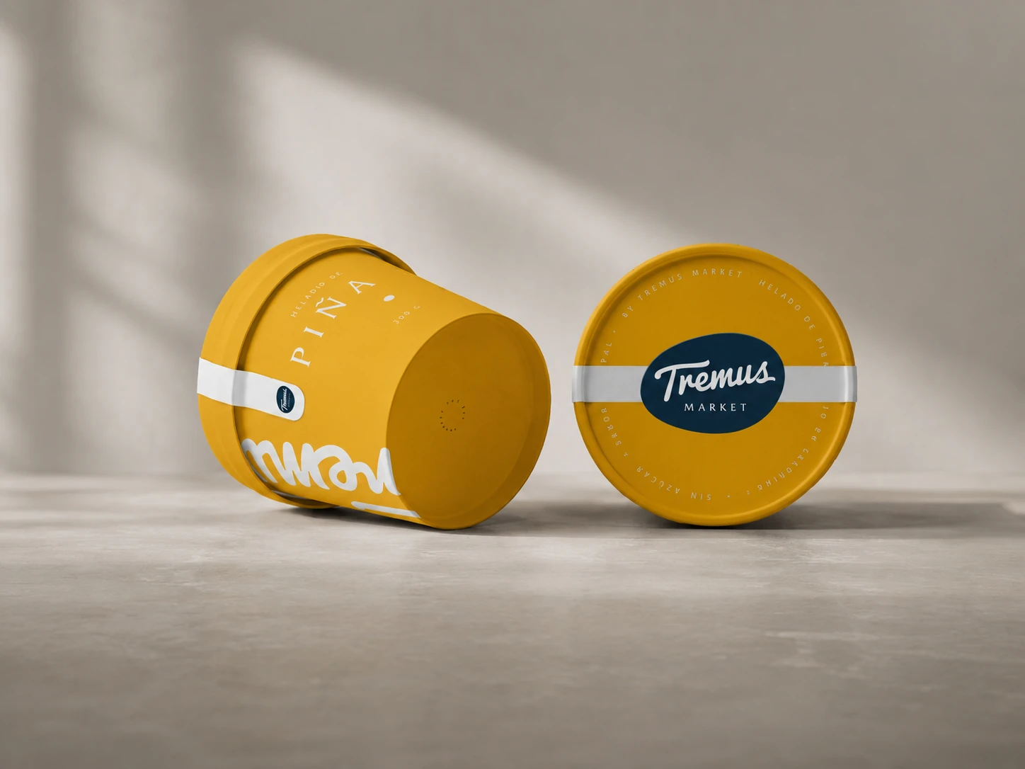 Envase de helado Tremus Market sabor piña, con tapa y cuerpo amarillos y el isologo en la banda blanca.