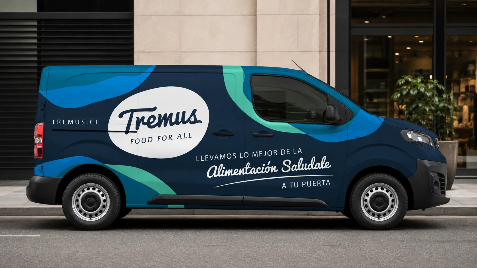 Furgón de reparto Tremus Food for All con el isologo en vinilo blanco sobre un costado azul oscuro con formas orgánicas verdes y celestes.