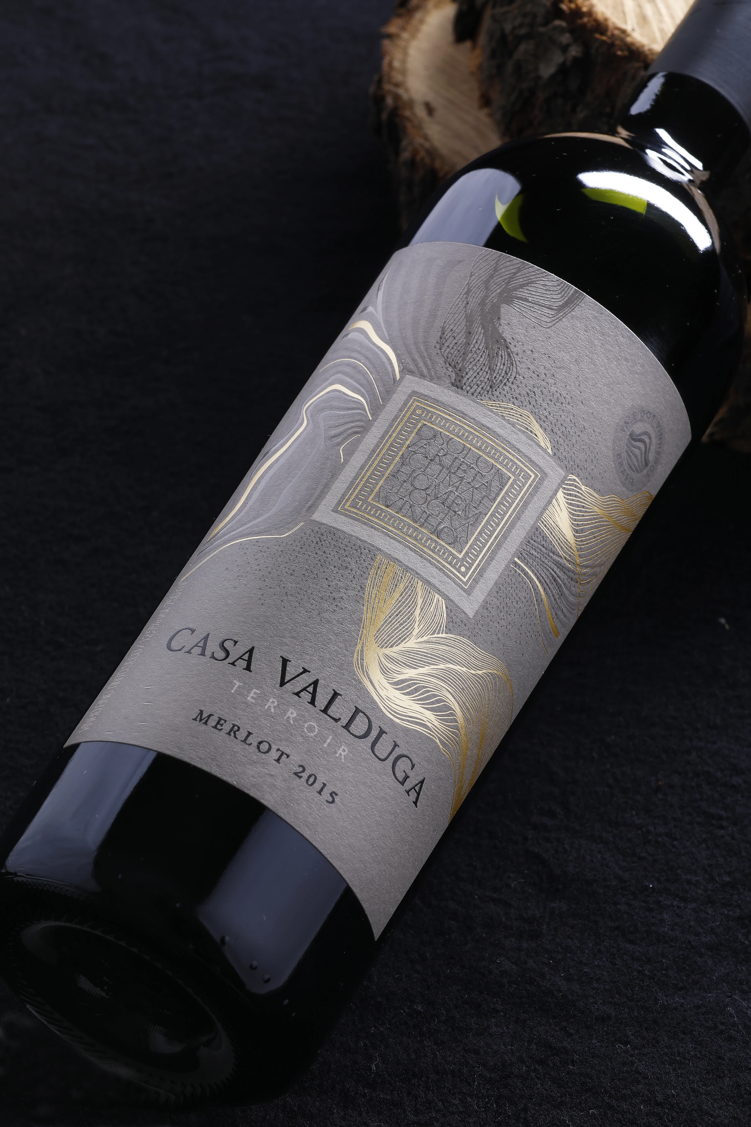 Botella Casa Valduga Terroir con etiqueta gris, relieves y detalles metálicos.