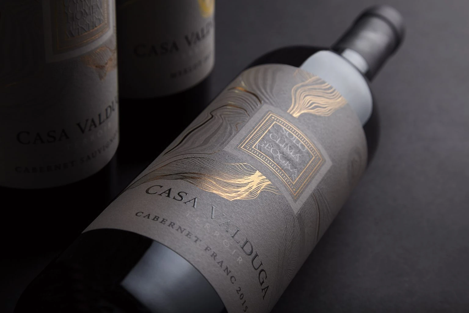 Detalle de una botella Casa Valduga Terroir Exclusivo con etiqueta texturada y foil dorado.