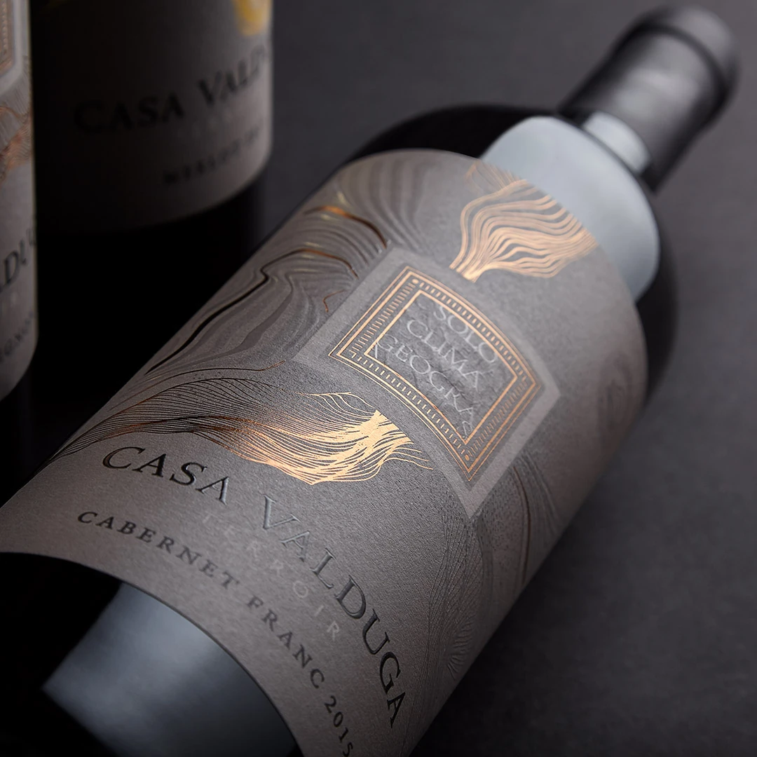 Aplicación del sistema Casa Valduga Terroir en una familia de botellas.