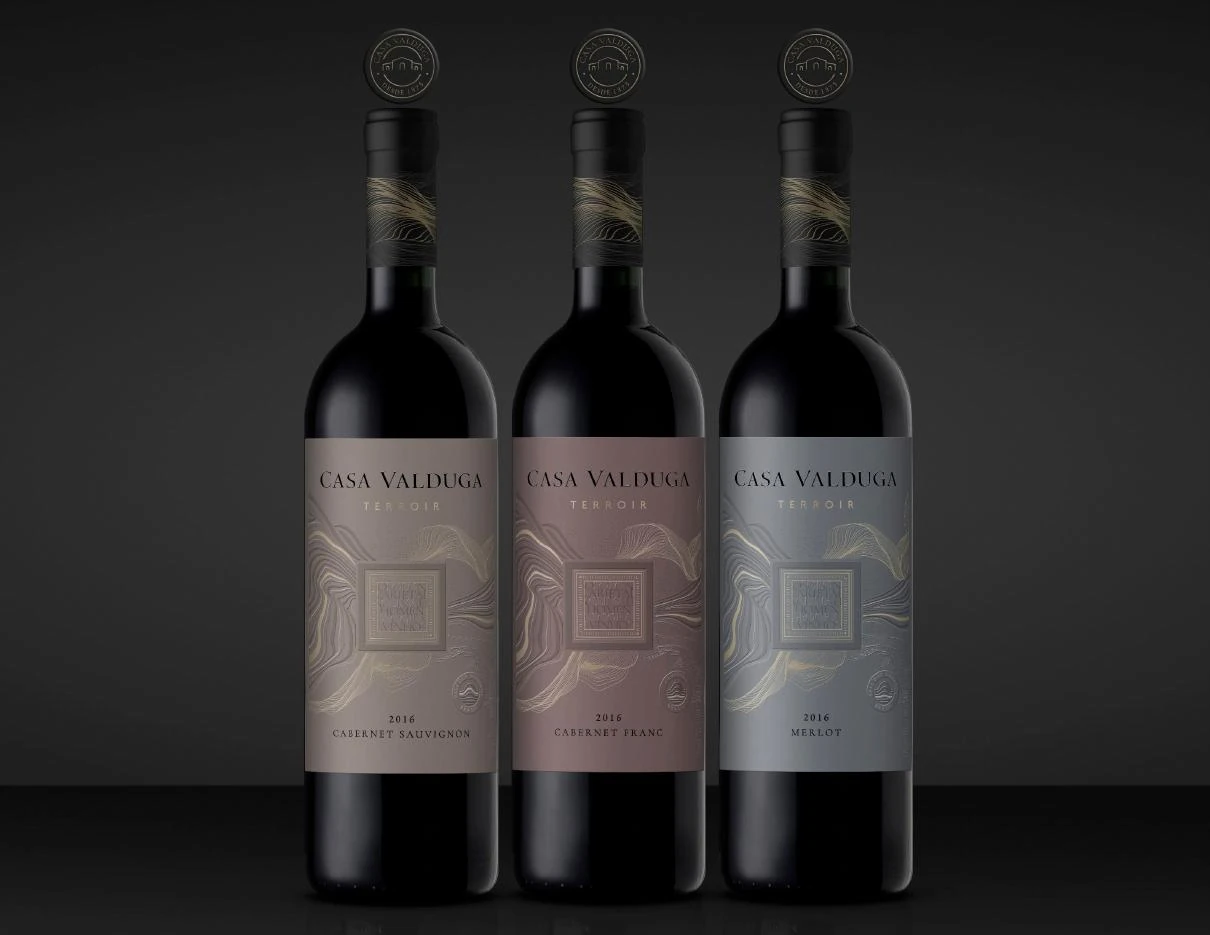Primera ruta de refinamiento de la línea Casa Valduga Terroir aplicada a tres botellas tintas.