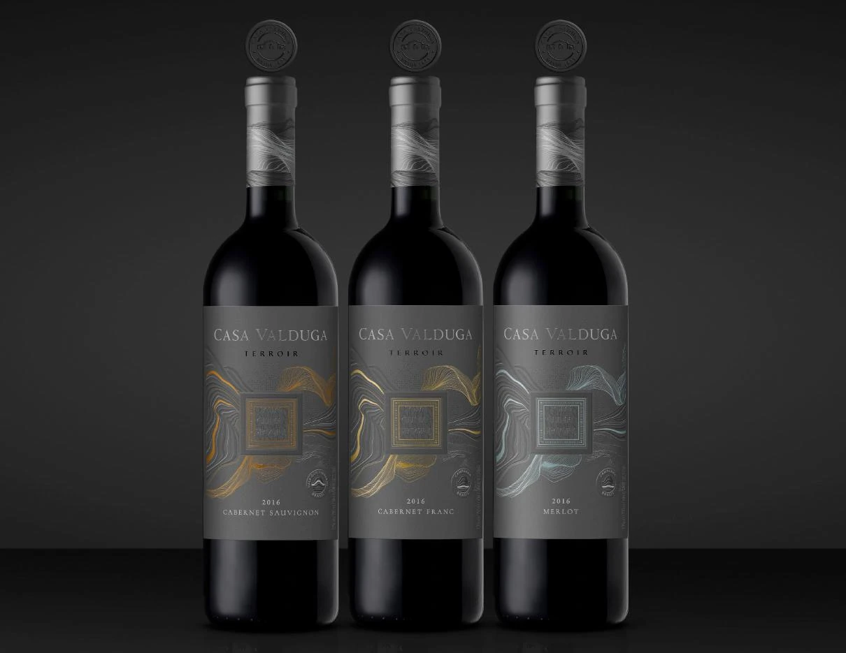 Tercera ruta de refinamiento de Casa Valduga Terroir con fondo oscuro y trazos dorados.