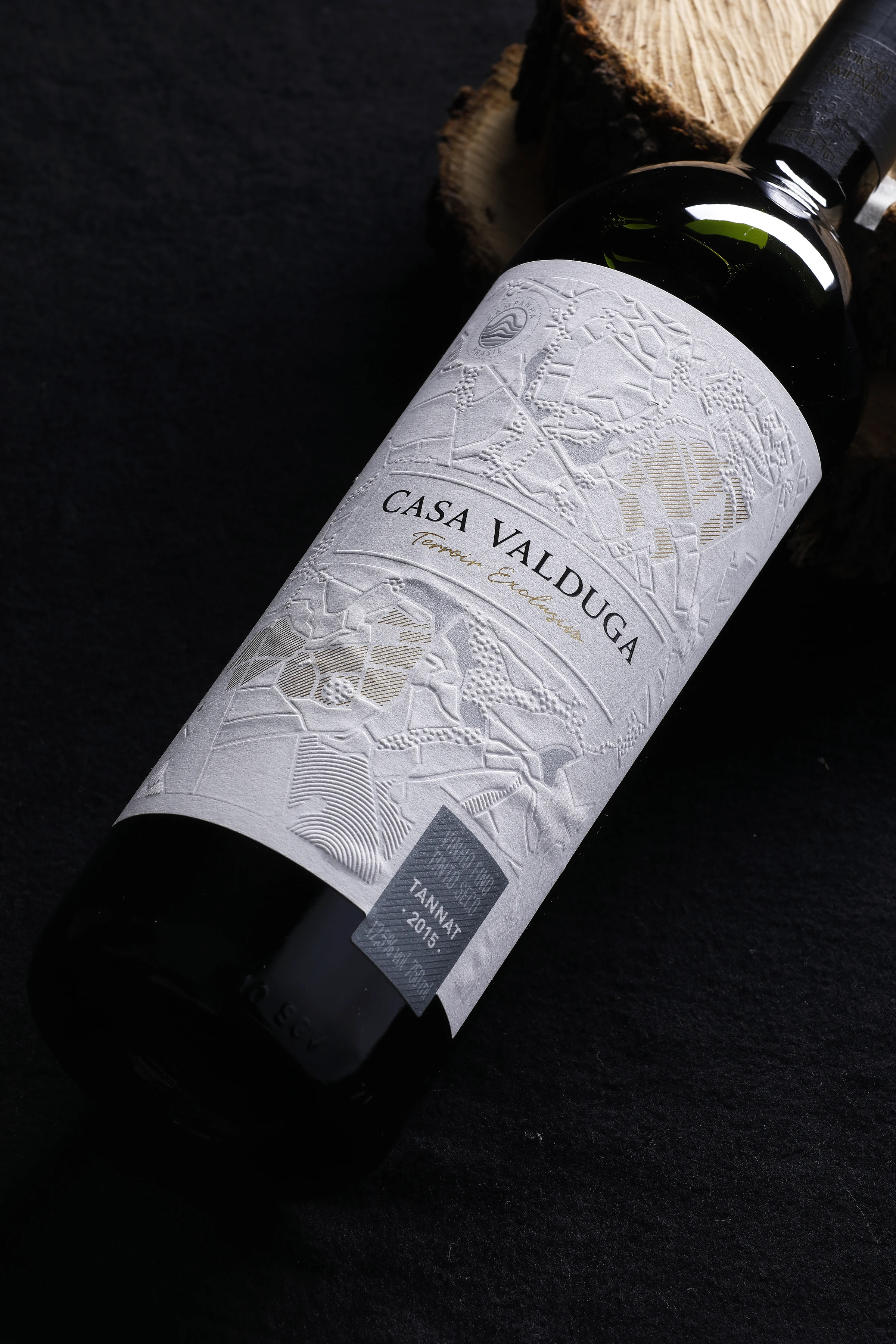 Botella Casa Valduga Terroir Exclusivo con etiqueta blanca cartográfica.