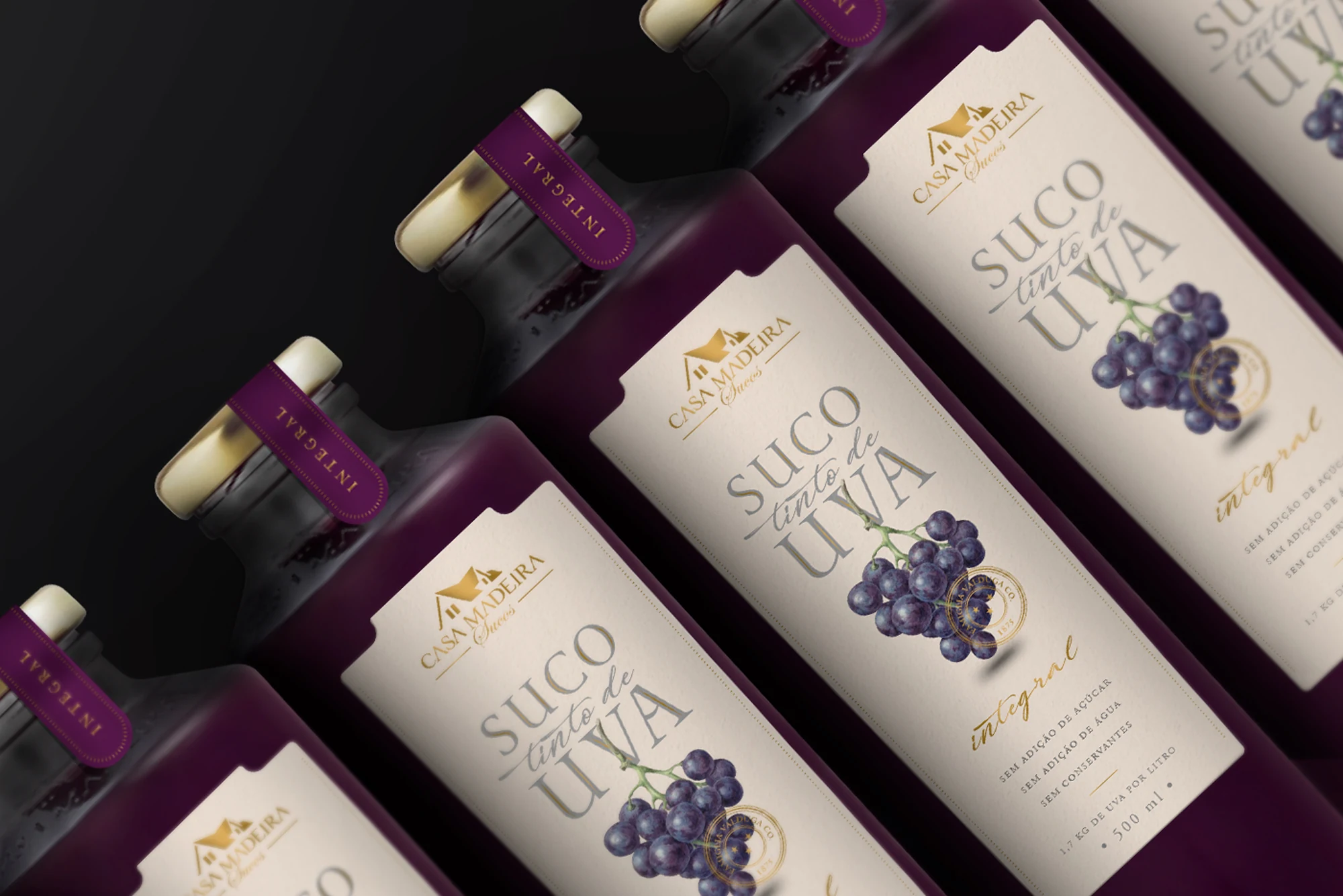 Botellas de Suco de Uva Integral Casa Madeira dispuestas sobre fondo oscuro.