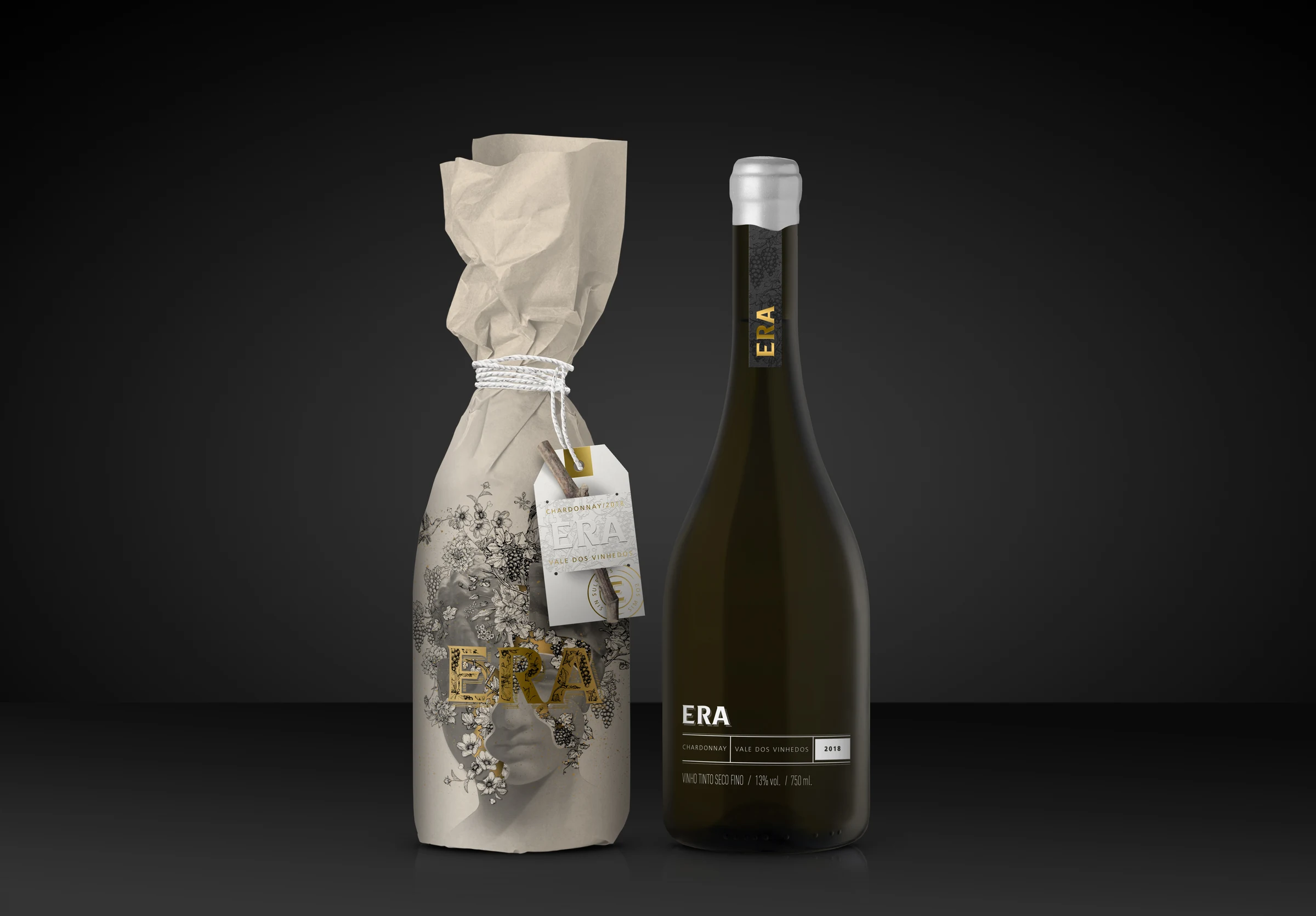 Vino ERA Casa Valduga con botella descubierta y botella protegida por papel envolvente.