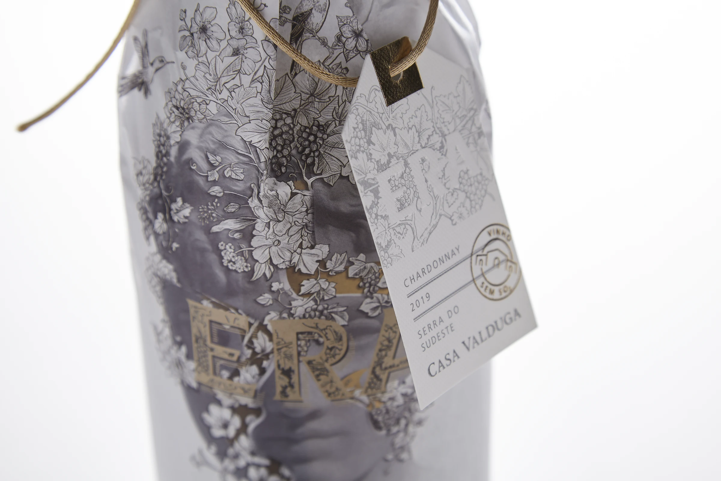 Detalle del envoltorio y tag de ERA Chardonnay Casa Valduga.