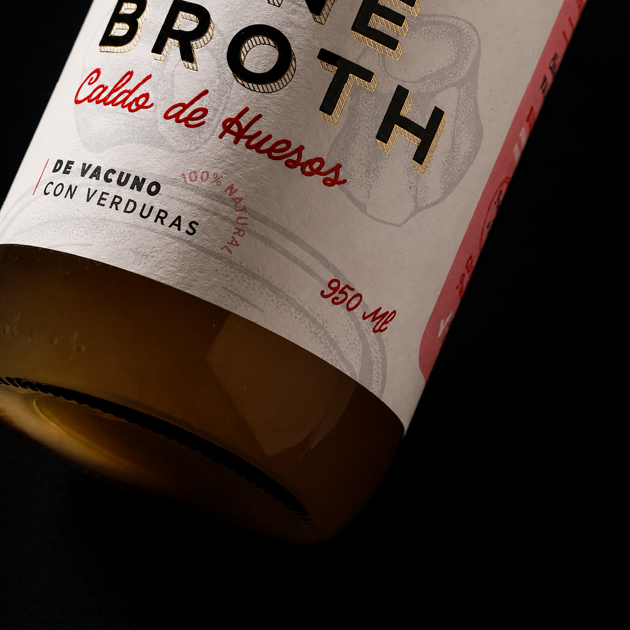 Detalle de la etiqueta Valquimia Bone Broth, con tipografía, foil y textura del frasco.