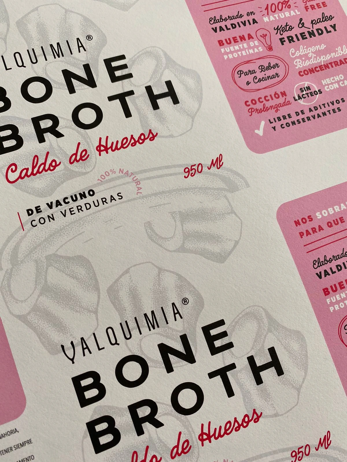 Prueba de impresión de etiquetas Valquimia Bone Broth dispuestas sobre una mesa.